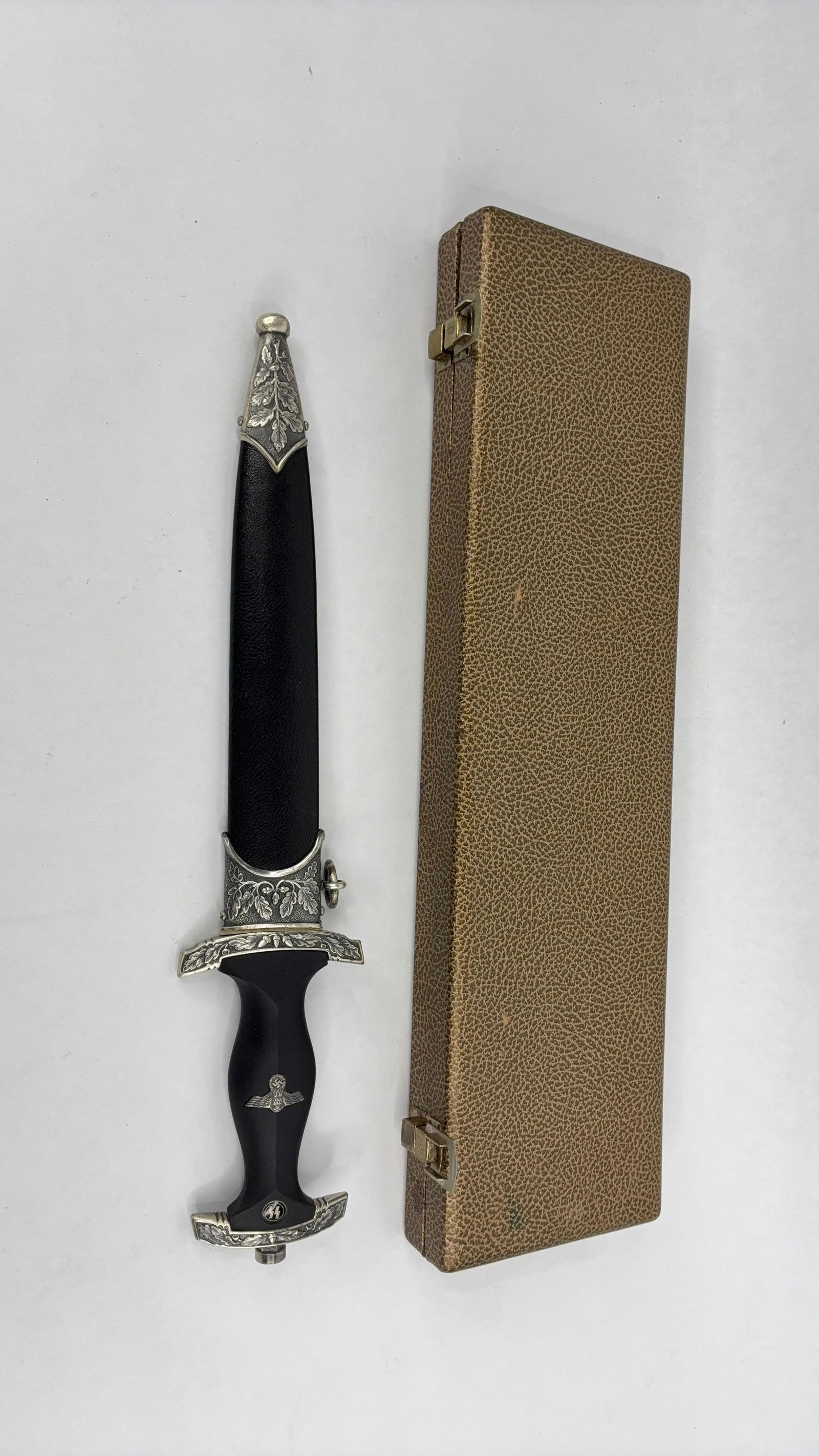 German M7/36 dagger in sheath and case: shows a few rust spots