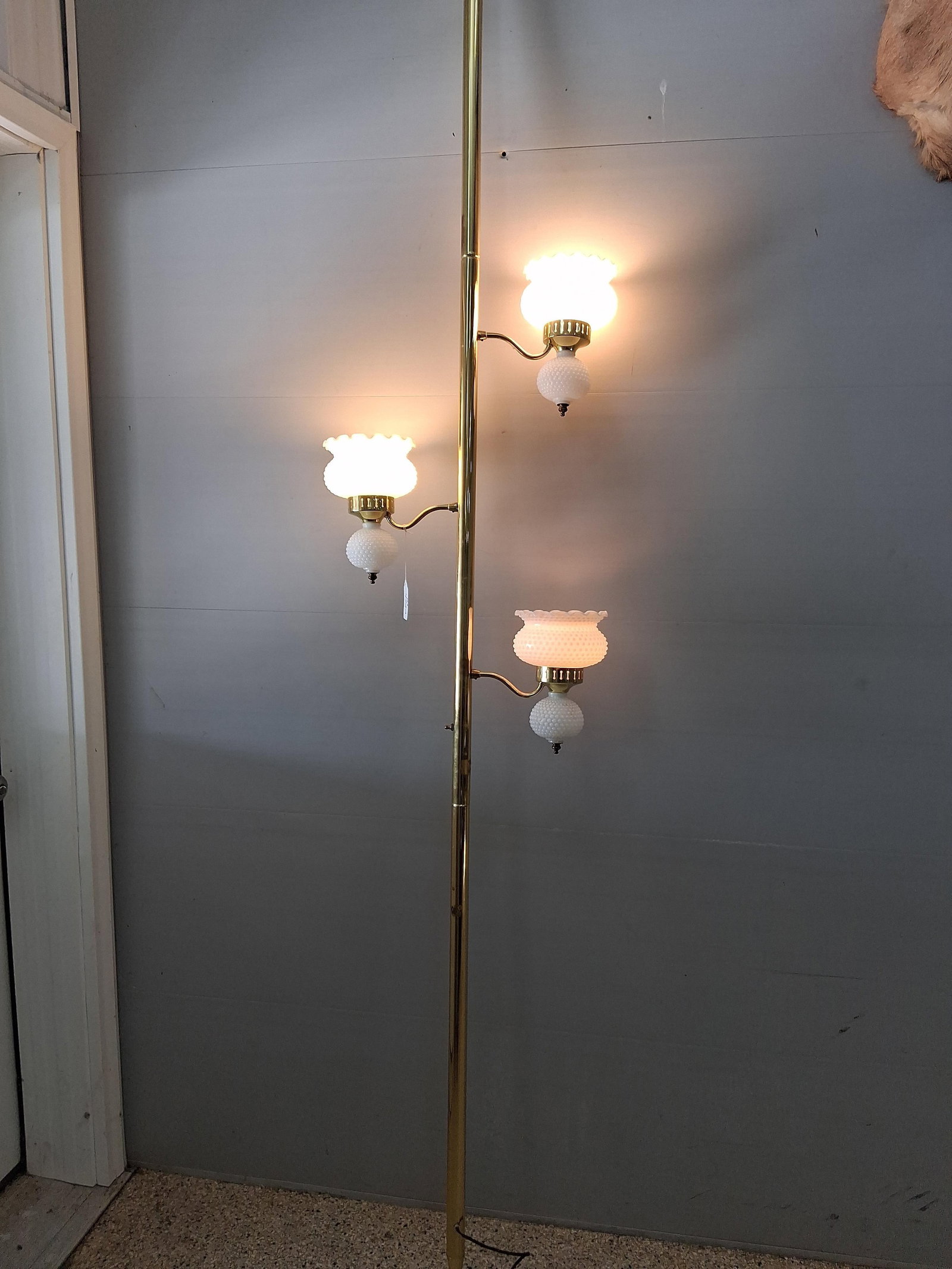 Mid Century brass finished hobnail milkglass tension pole lamp: in good working condition 106 inches long with spring adjustment