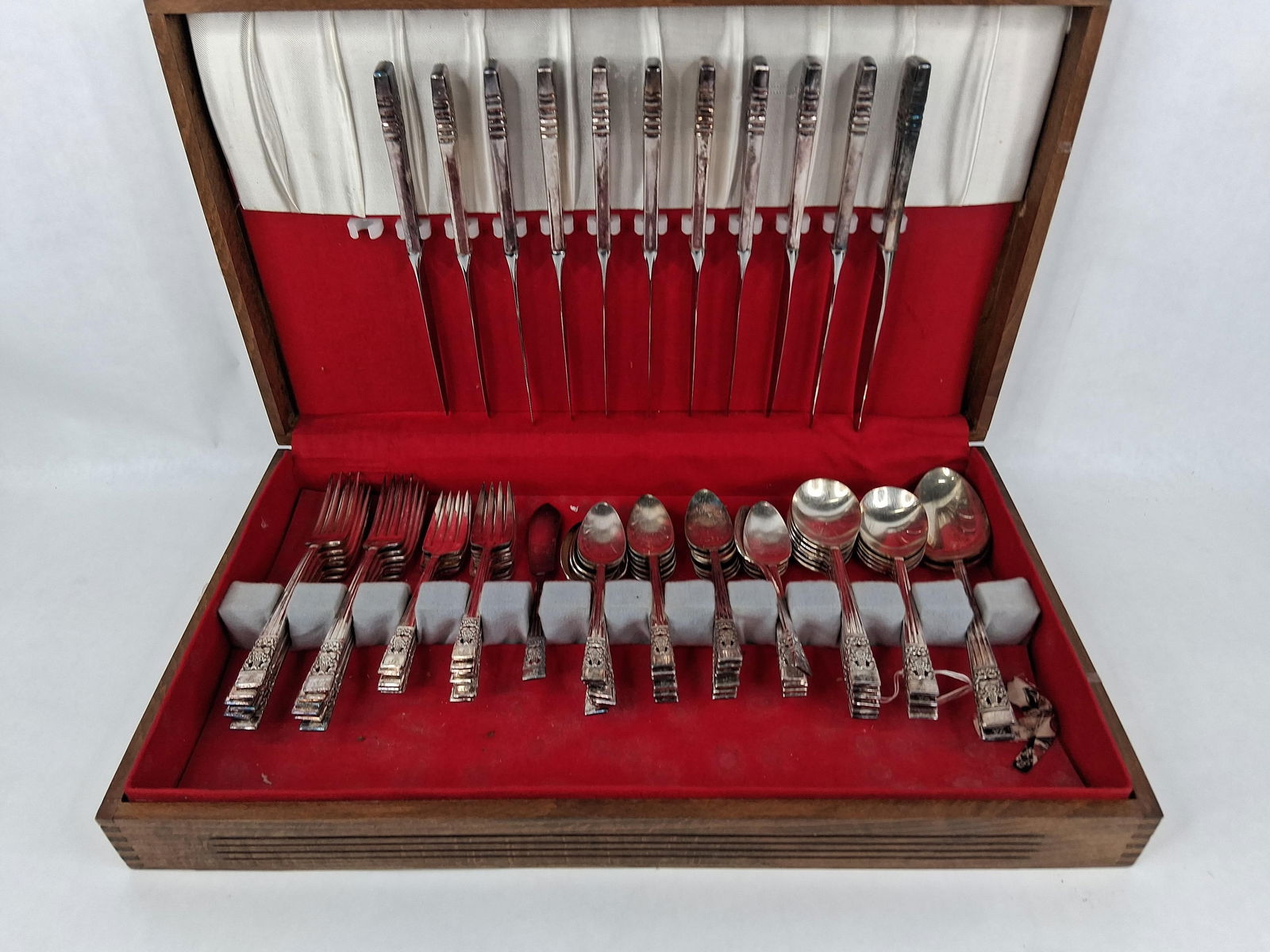 71 pc Community silverware set in dovetailed wood chest (1 of 9)