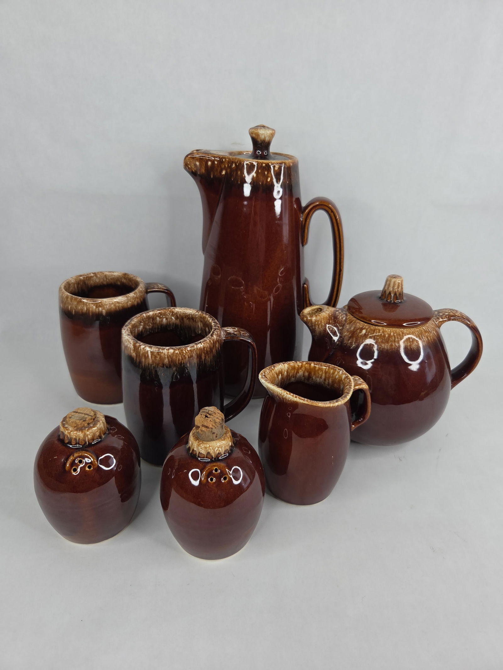 Hull Brown Drip coffee ,Tea pots, cream pitcher ,salt and pepper shakerand 2 mugs (1 of 12)