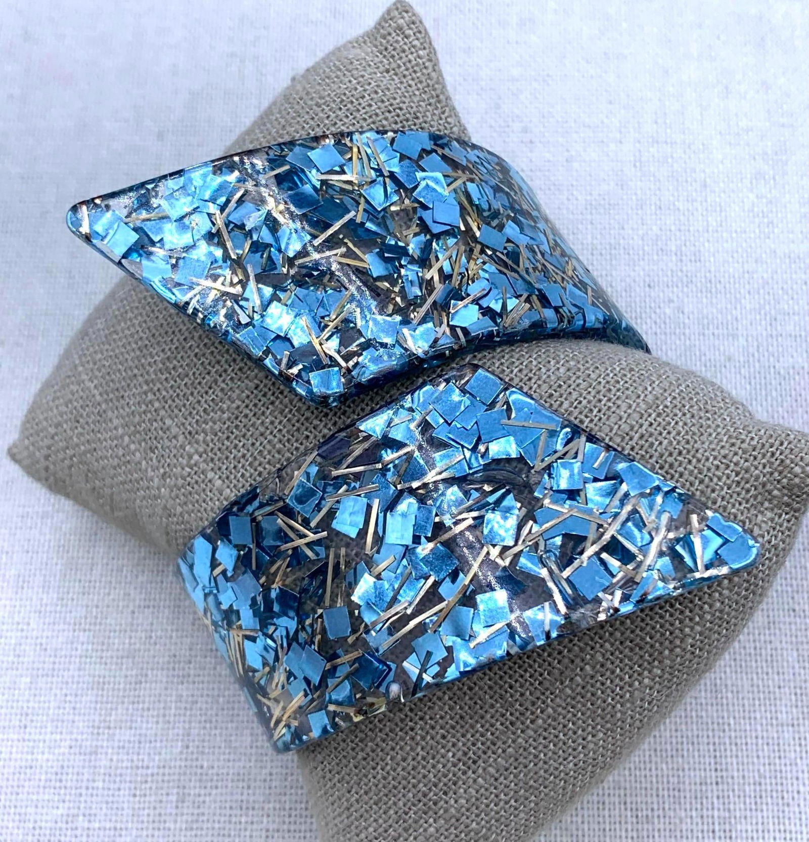 Mid Century Ice Blue Confetti Gold Tinsel Hinged Bypass Vintage Lucite Bracelet: Working hinge, gorgeous sparkling confetti, 3 1/2" width at the front, 7/8" at the hinge, no structural issues.
