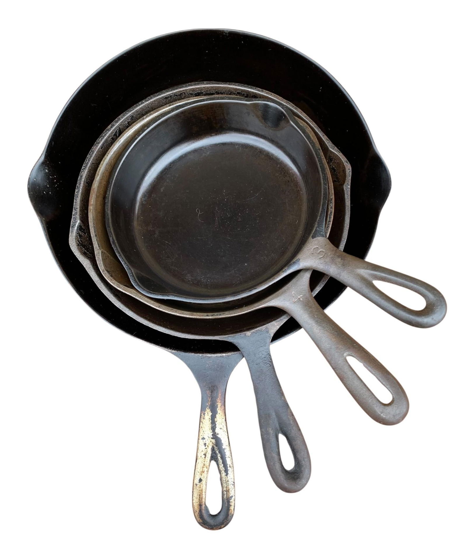 4 pc Vintage Cast Iron Griswold, Wapak, Wagner Ware Primitive Cookware Skillets: * Wapak 8* Griswold 7; 4* Wagner Ware Sidney 0 10530 3* No 6 8 1/8;?Each structurally sound.