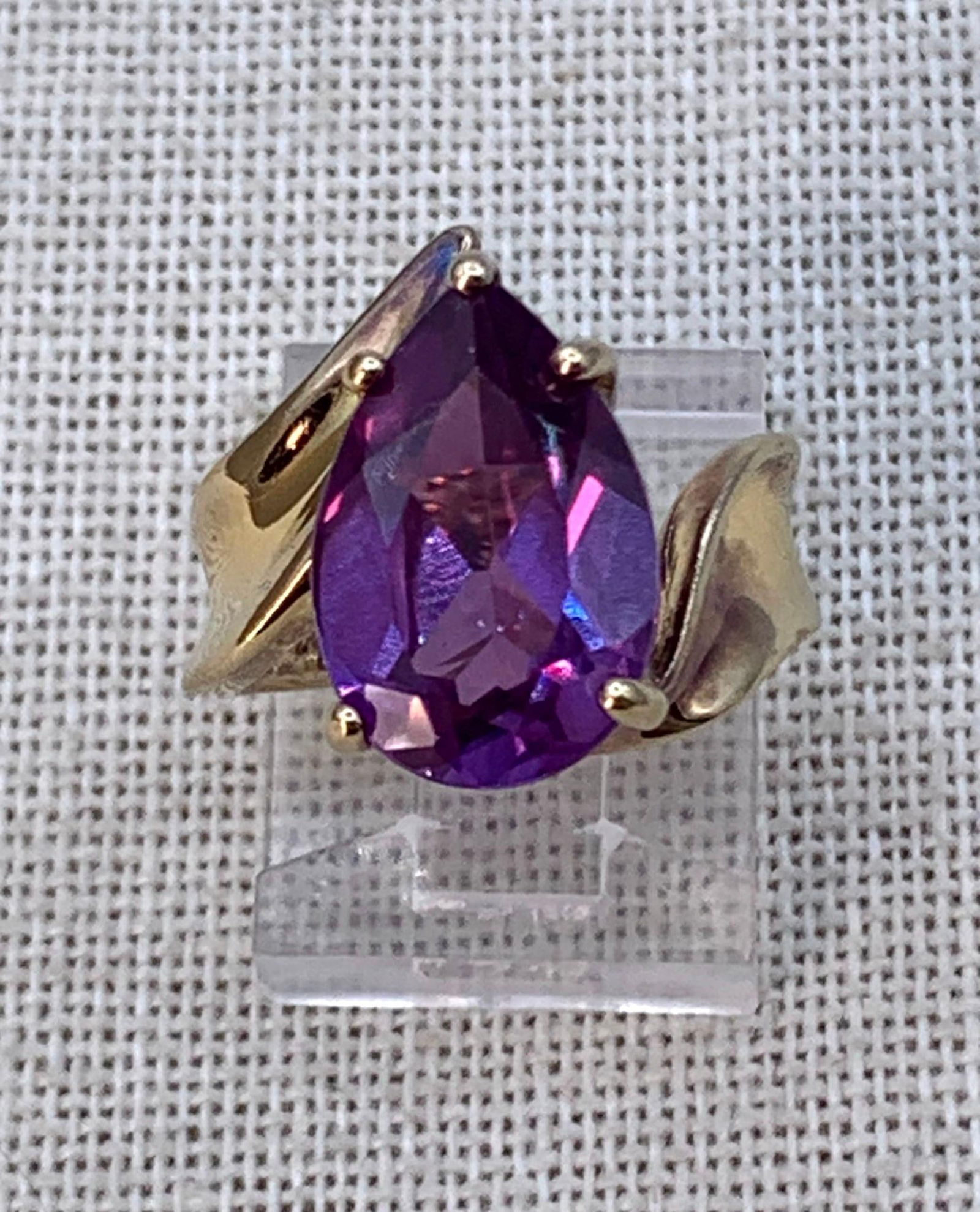Superb 14x10mm Pear Shaped Alexandrite Gold Vermeil on Sterling Silver Cocktail Ring: GORGEOUS! Size 5, 925 hallmark, 6.1 gram weight, Incredible sparkle and changeable hue.