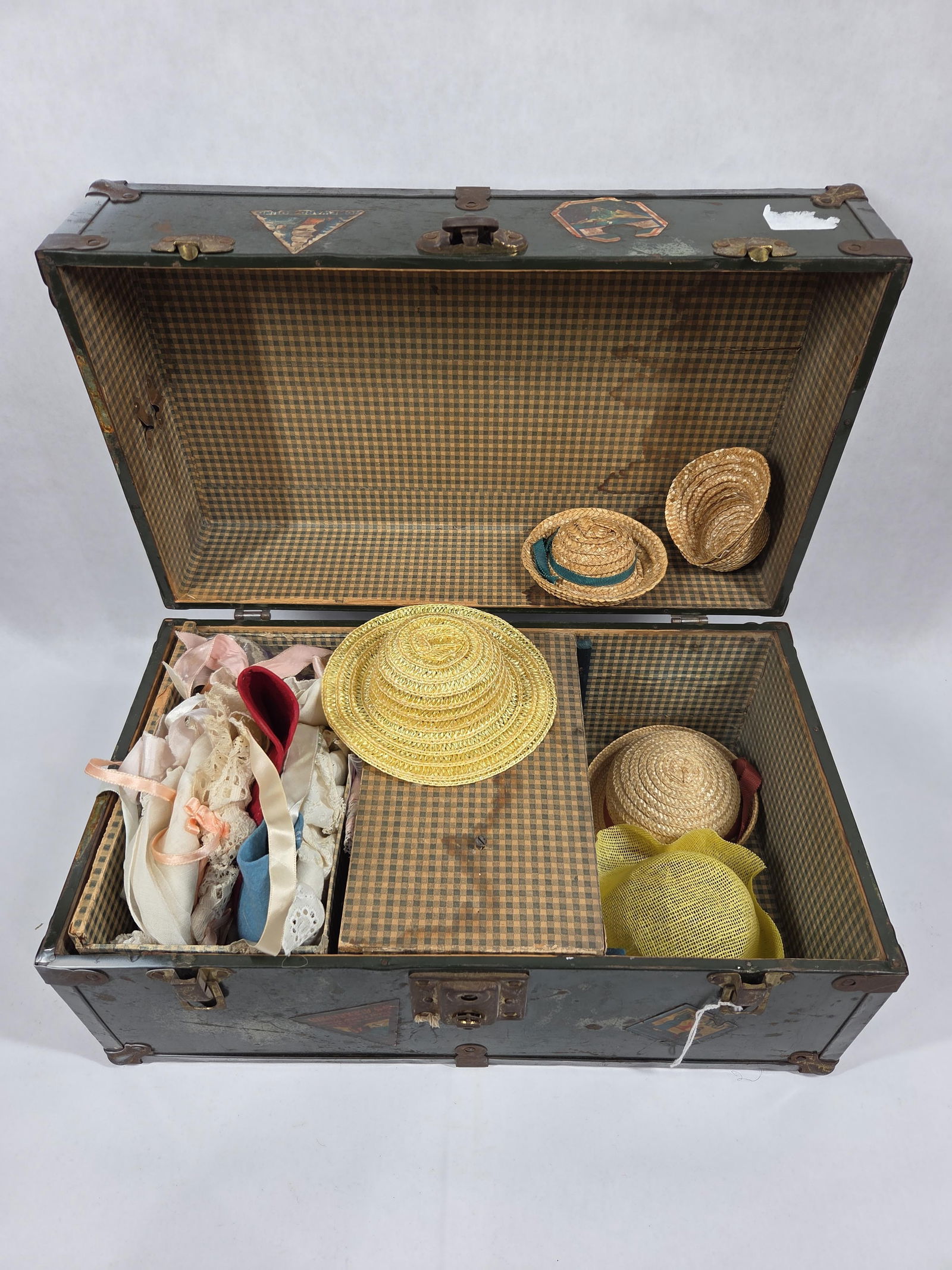 Great Miniature Steamer Trunk & Doll Hats (1 of 6)