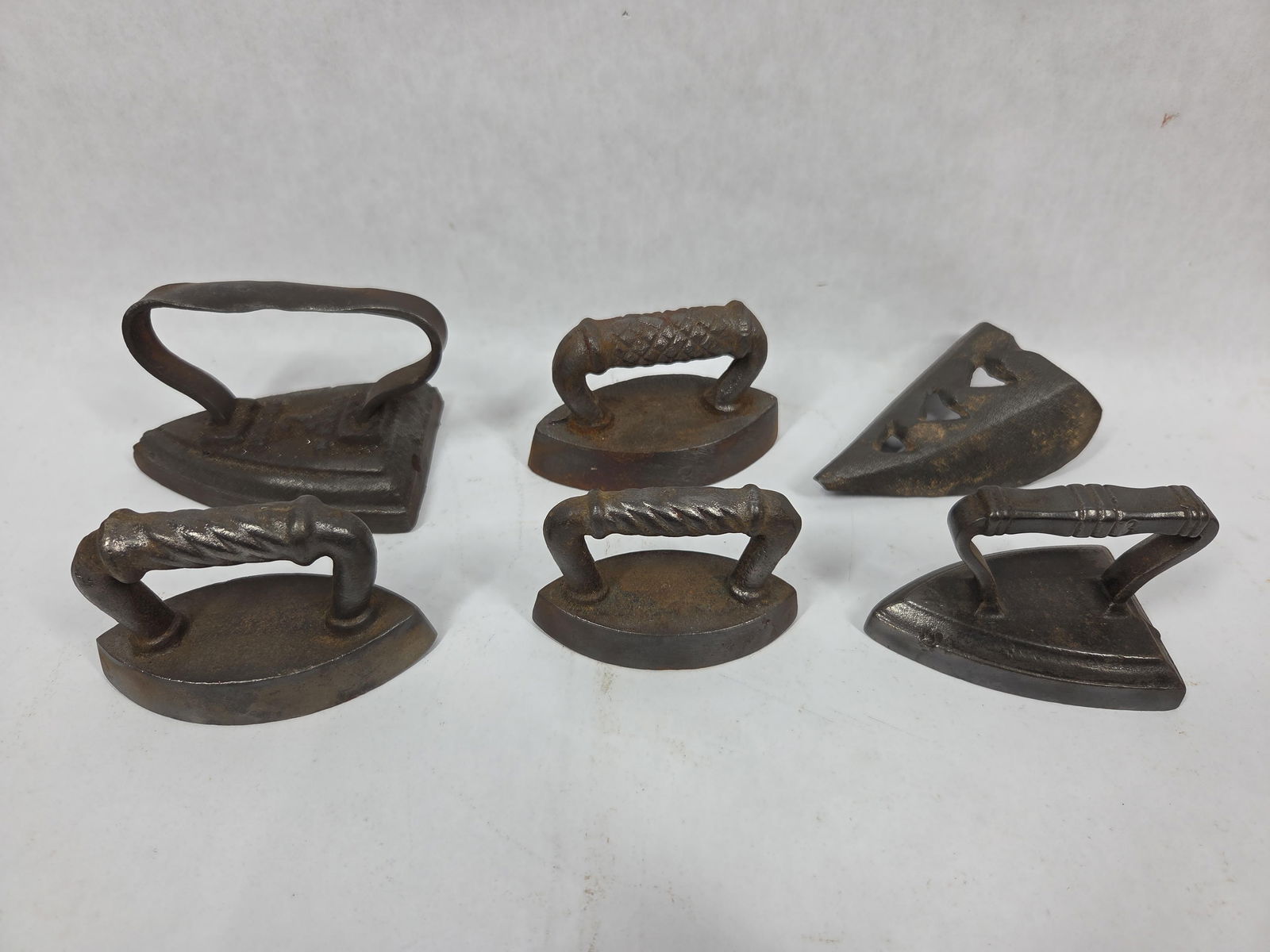 Assorted Cast Iron Sad Iron Lot: This great cast iron lot would make a great addition to any collection including 6 various pcs.