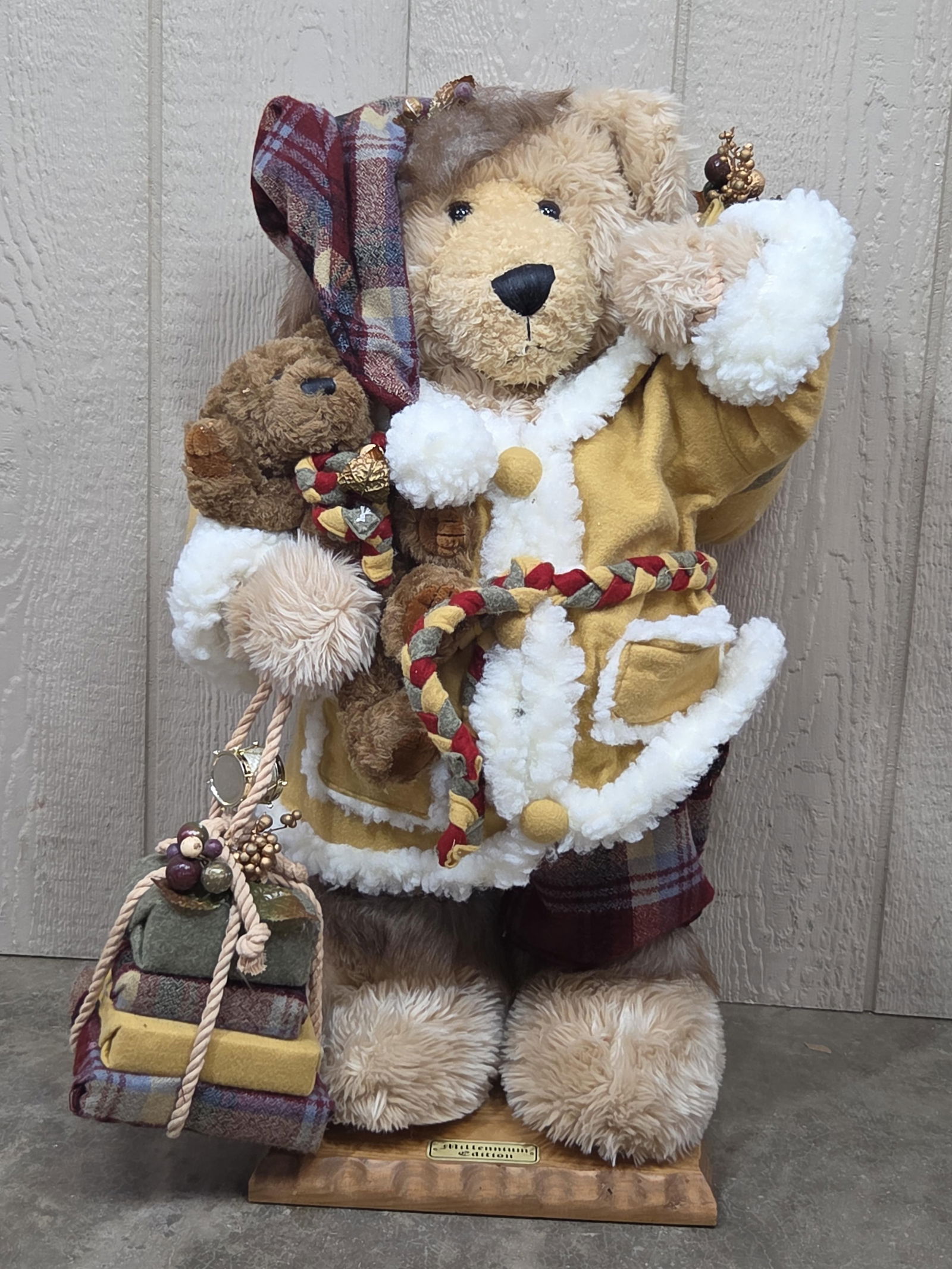 Grandeur Noel Collectors Edition Christmas Bear: 2000, 31 inches tall.