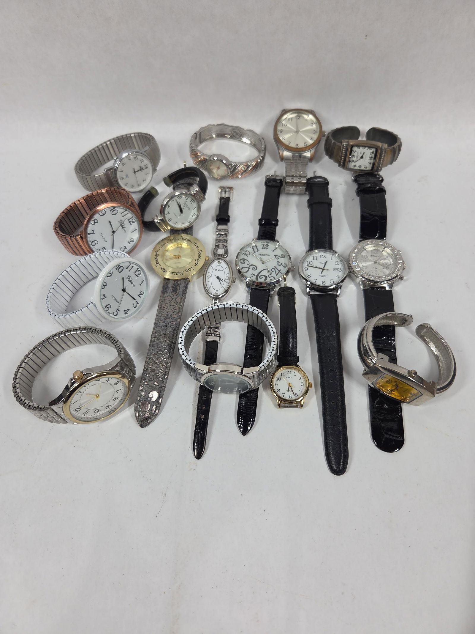 Large Lot of Various Mens and Ladies Wrist Watches (1 of 6)