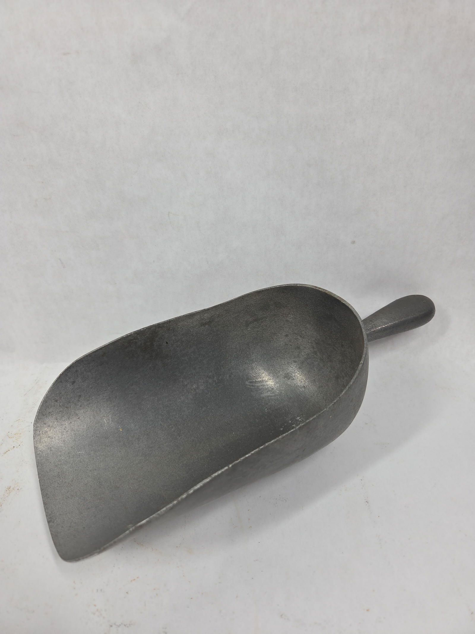 1930s Wagner Ware General Store Scoop: Cast aluminum. 8 inches
