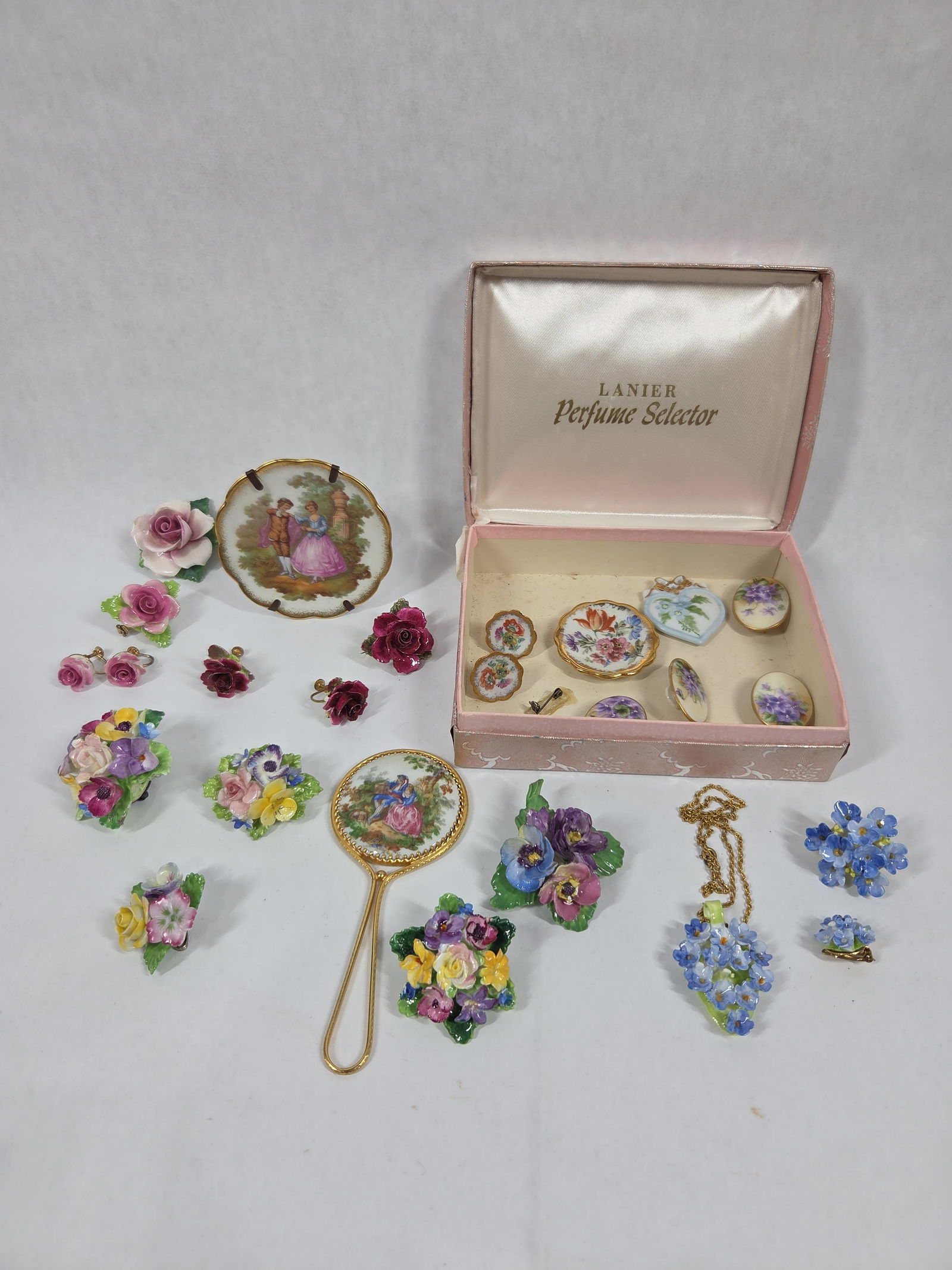 Limoges, Hand Painted Brooches, and English Pins: Porcelain and ceramic pieces. Mirror, mini decorated plates, jewelry and more.