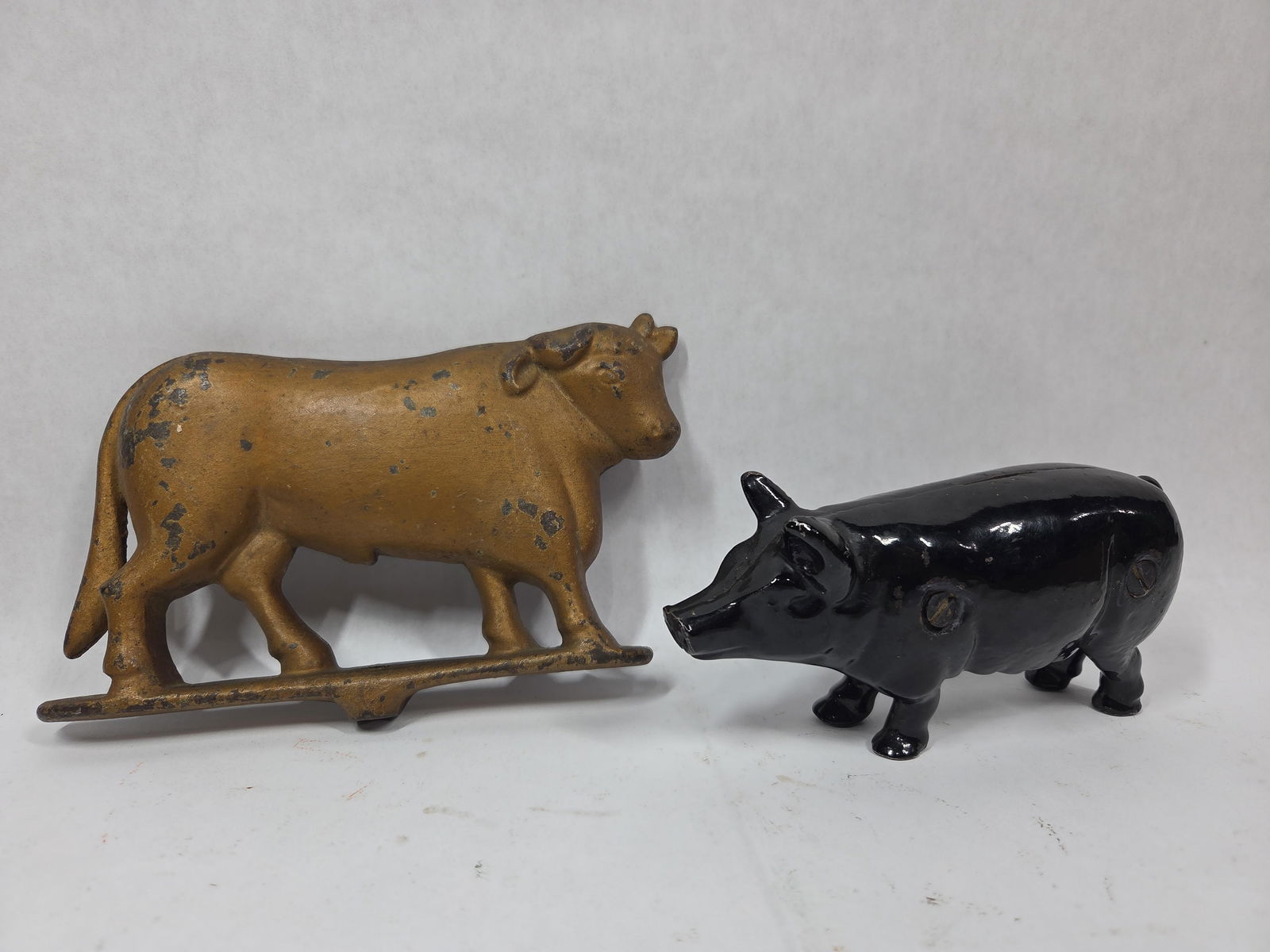 Antique Cast Iron Bull Finial Butcher Rack Topper & Cast Iron Pig Bank: Great antique lot with pig being 3.25 x 7.5 and bull being 5 x 8.5
