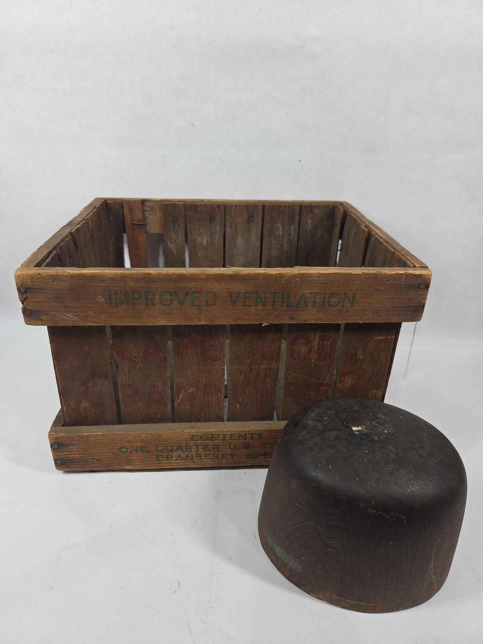 Beatons Cranberry Wood Slat Crate w/ Early Wood Hat Mold: good overall condition with crate measuring 15 x 10 x 12.5