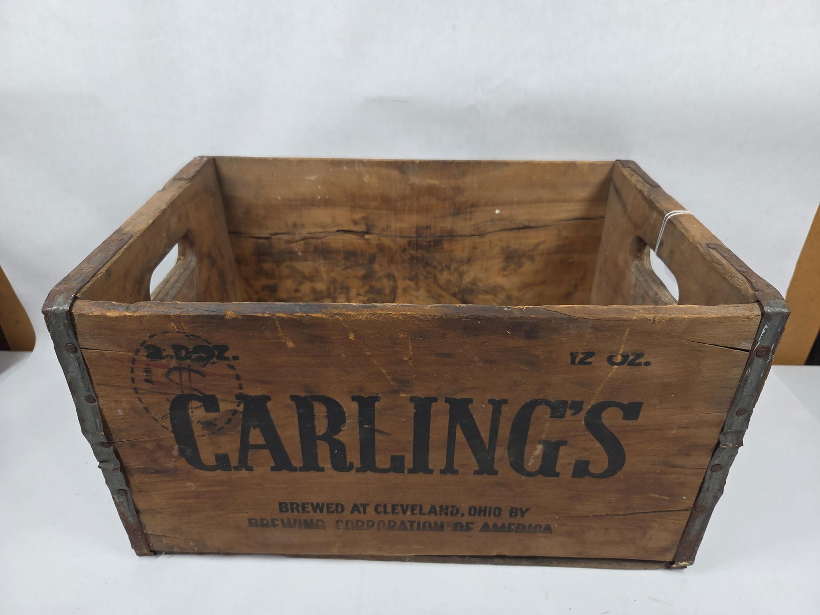 Carlings Breweriana Collectible Handled Wood Crate: great overall graphics measuring 18 x12 x 10