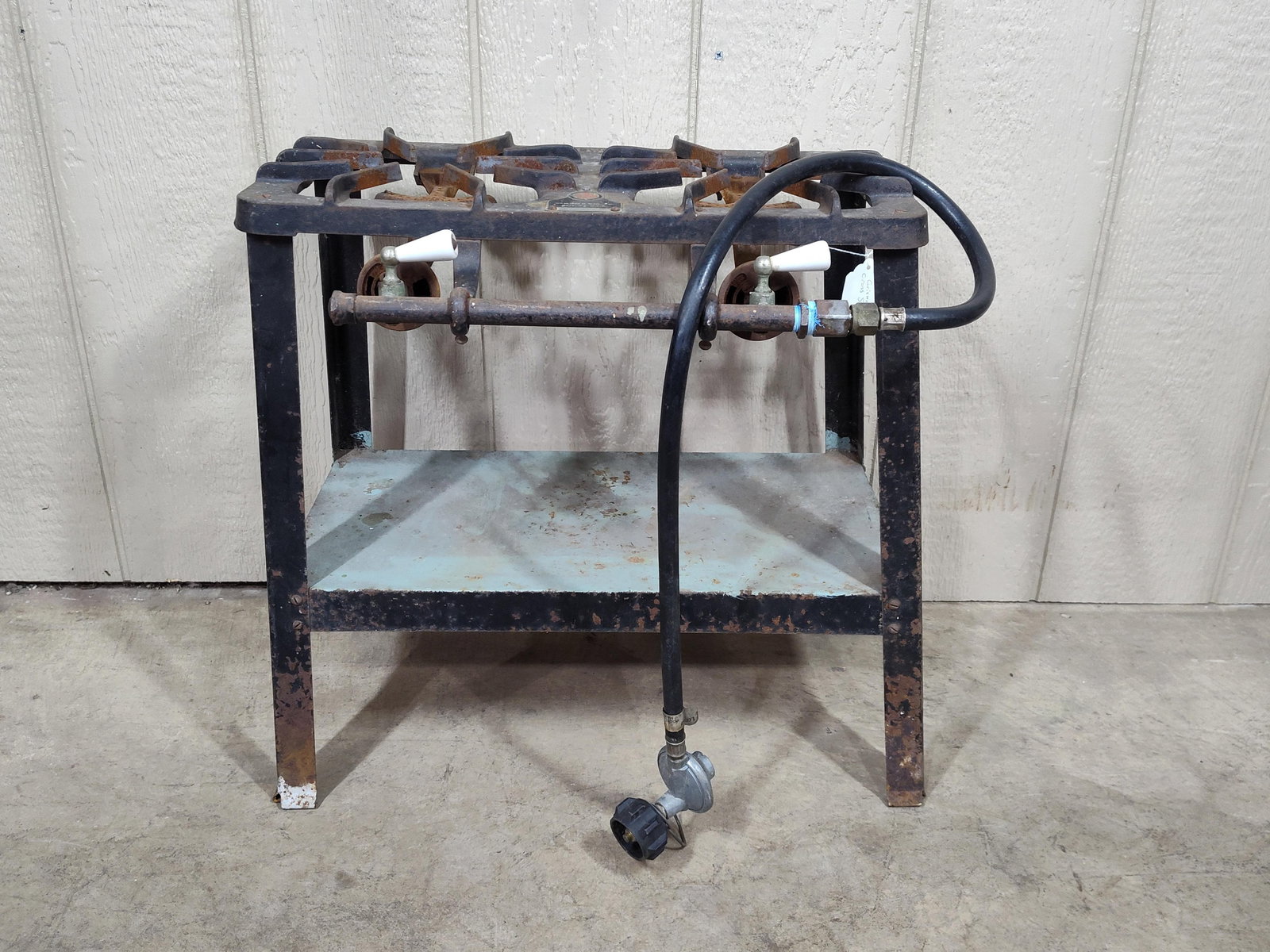 Griswold Red Cross Cast Iron Stove: Nice condition with underside tray and hose. Featuring the Red cross tag model 2020. 19.5x10x21