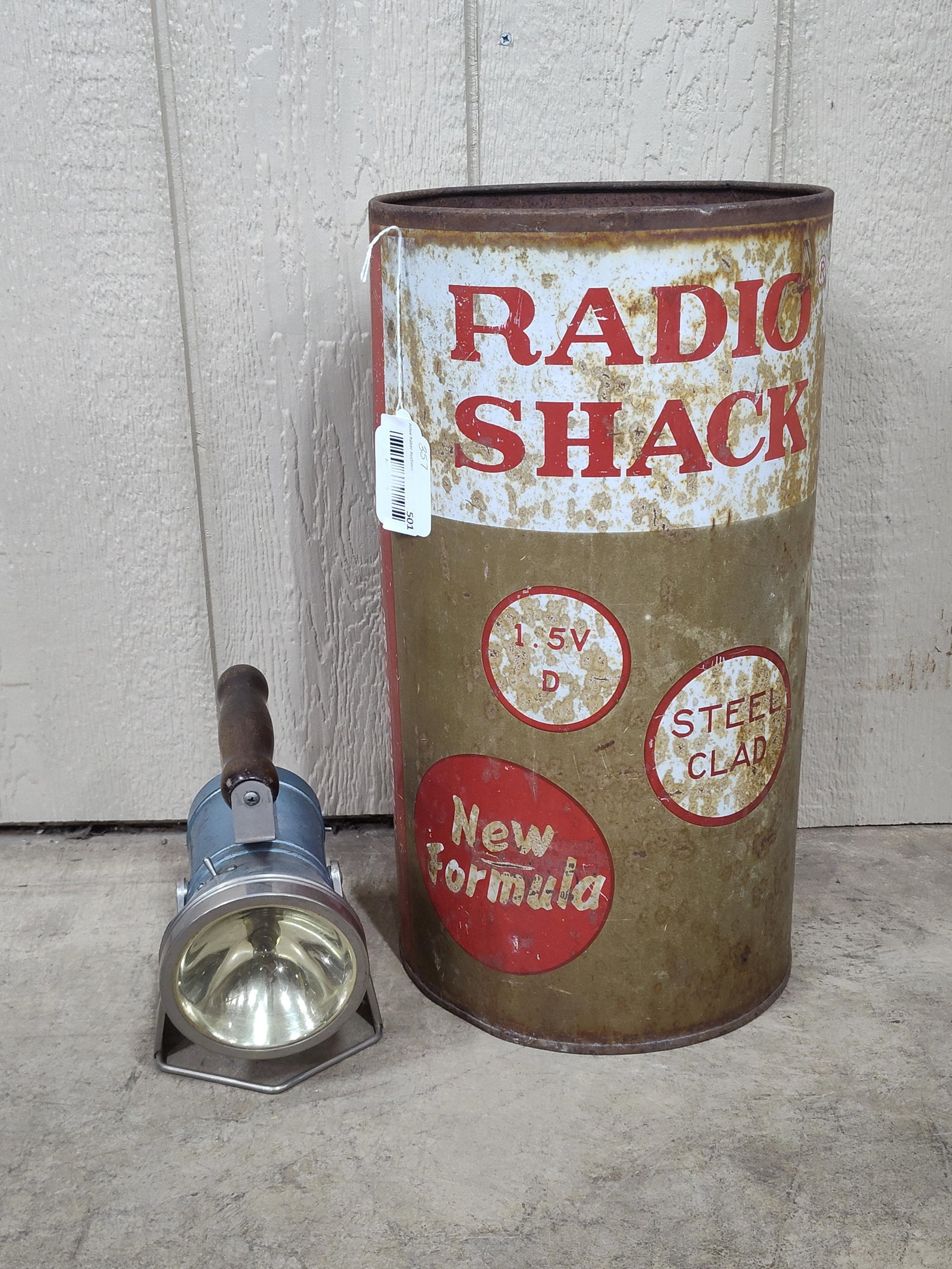 Radio Shack Metal Open Bottom Drum & Amtrak Star Headlight and Lantern Co. Rail Road Spotlight: Great like new condition to Rail Road lantern with Radio Shack barrel not having a bottom showing condition issues 