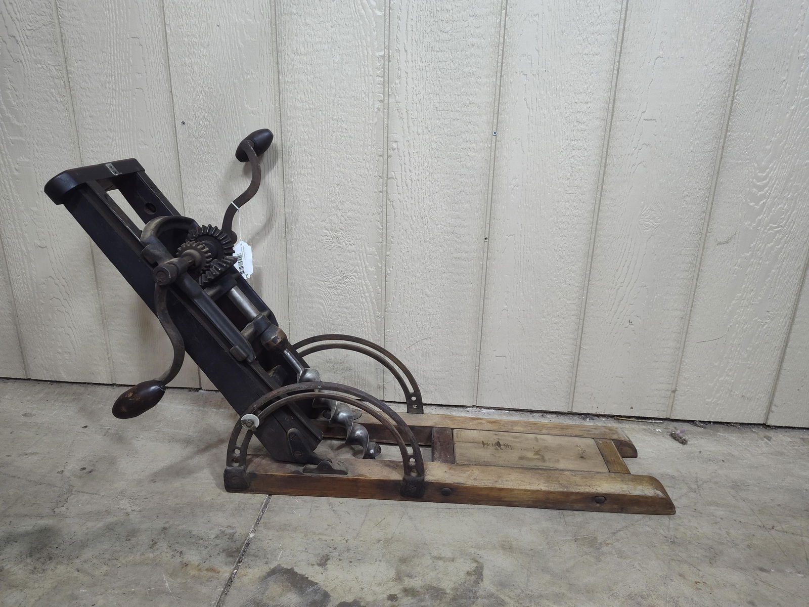 Barn Beam Boring Machine: Hand crank drilling with folding body. 25x28