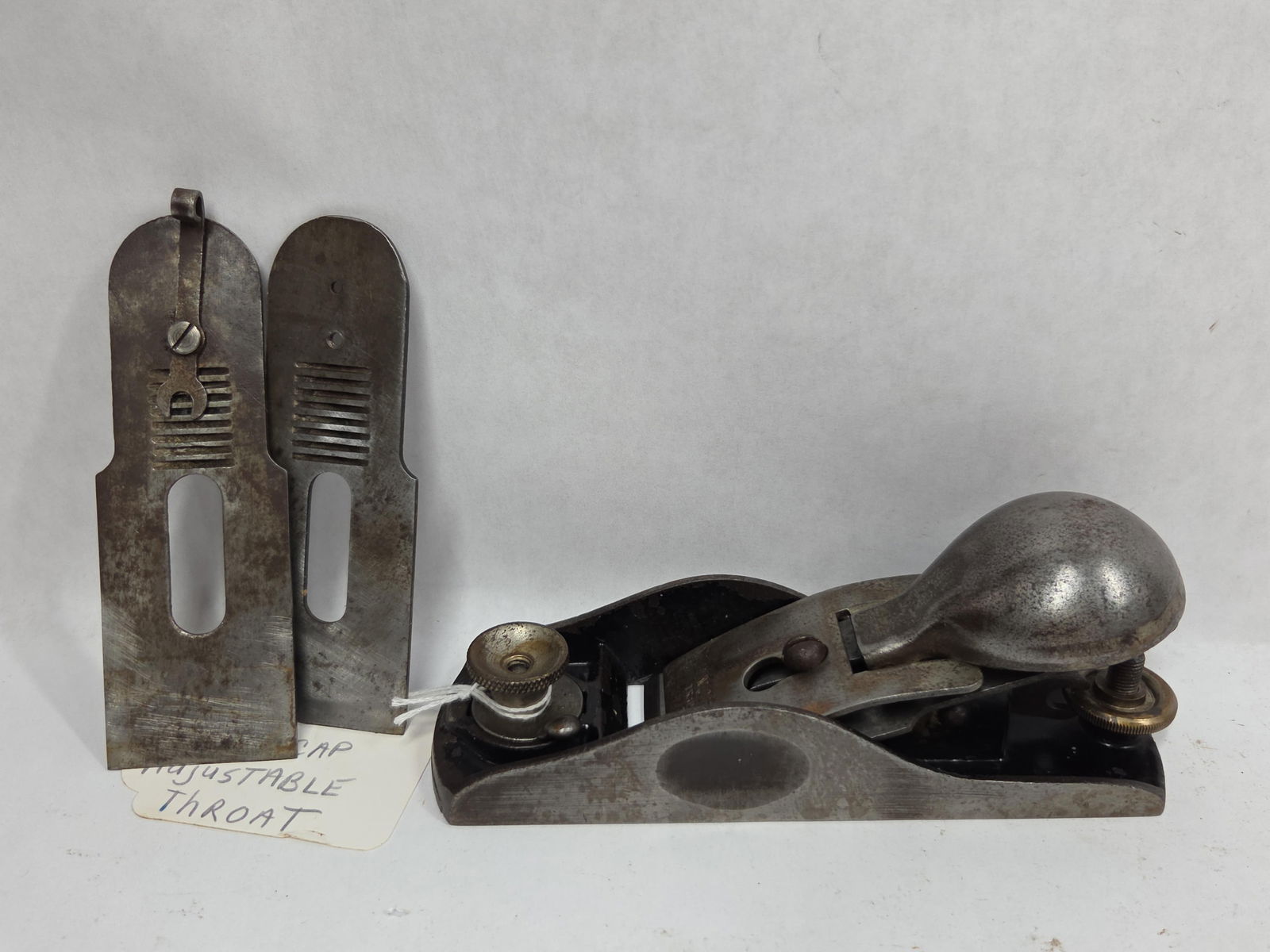 Winchester #3085 Cabinet makers Plane: 2 extra cutters included. Copied from Stanley #65. Pivot lock lever cap and adjustable throat.