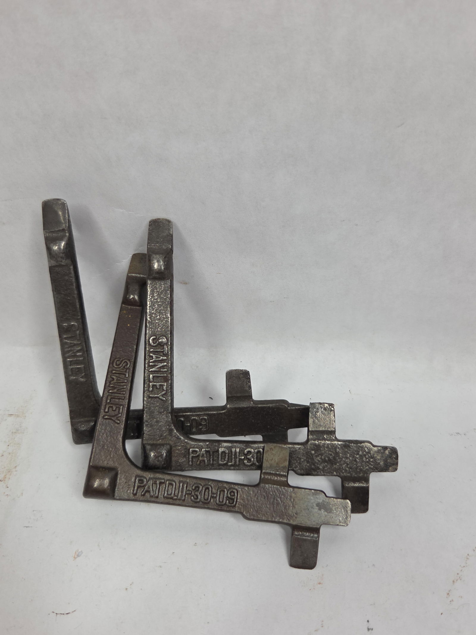 #202 Bench Dogs: 1911 to 1929. Lot of 3