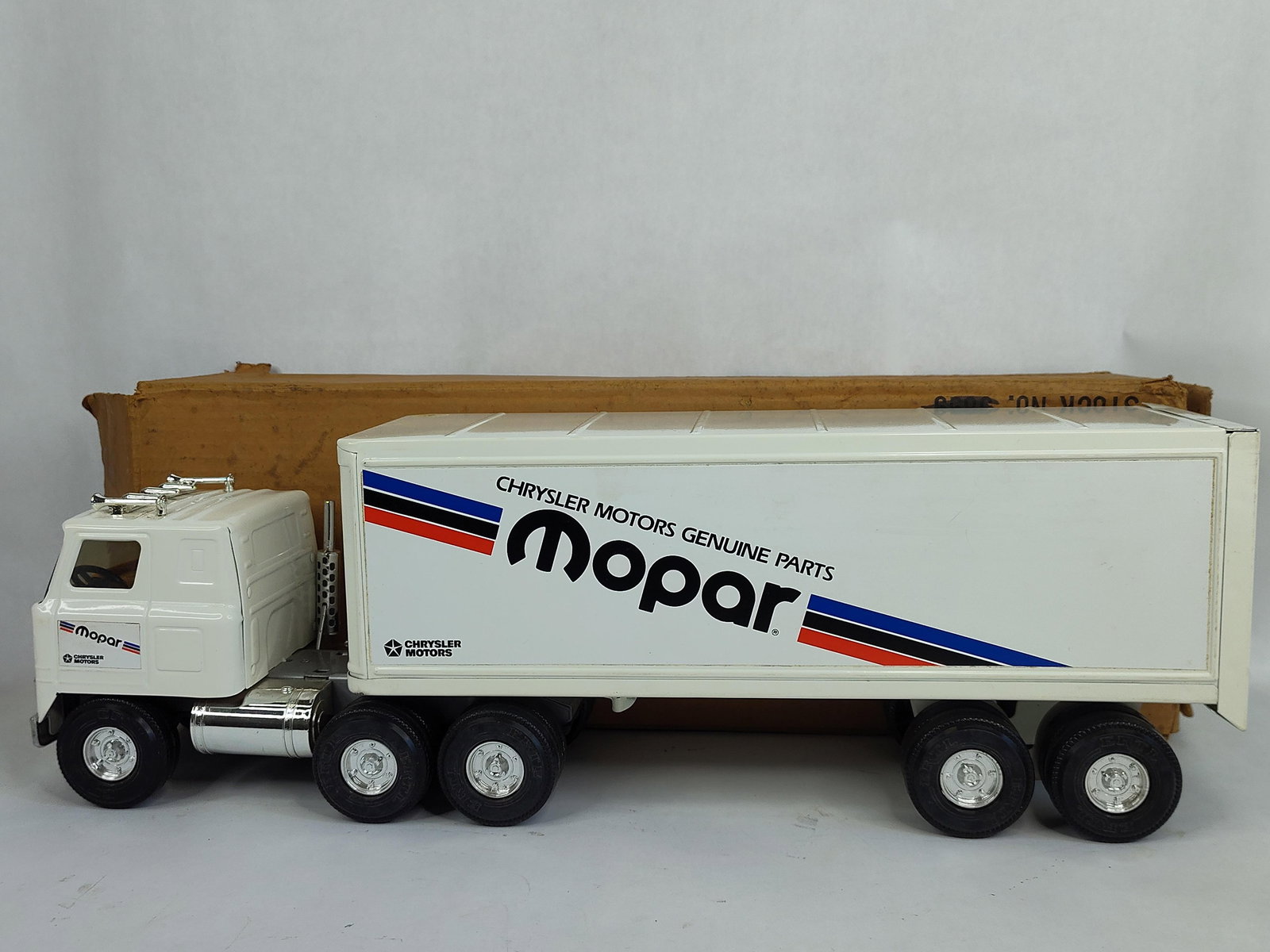 Ertl VTG Mopar Advertising Truck and Trailer (1 of 9)