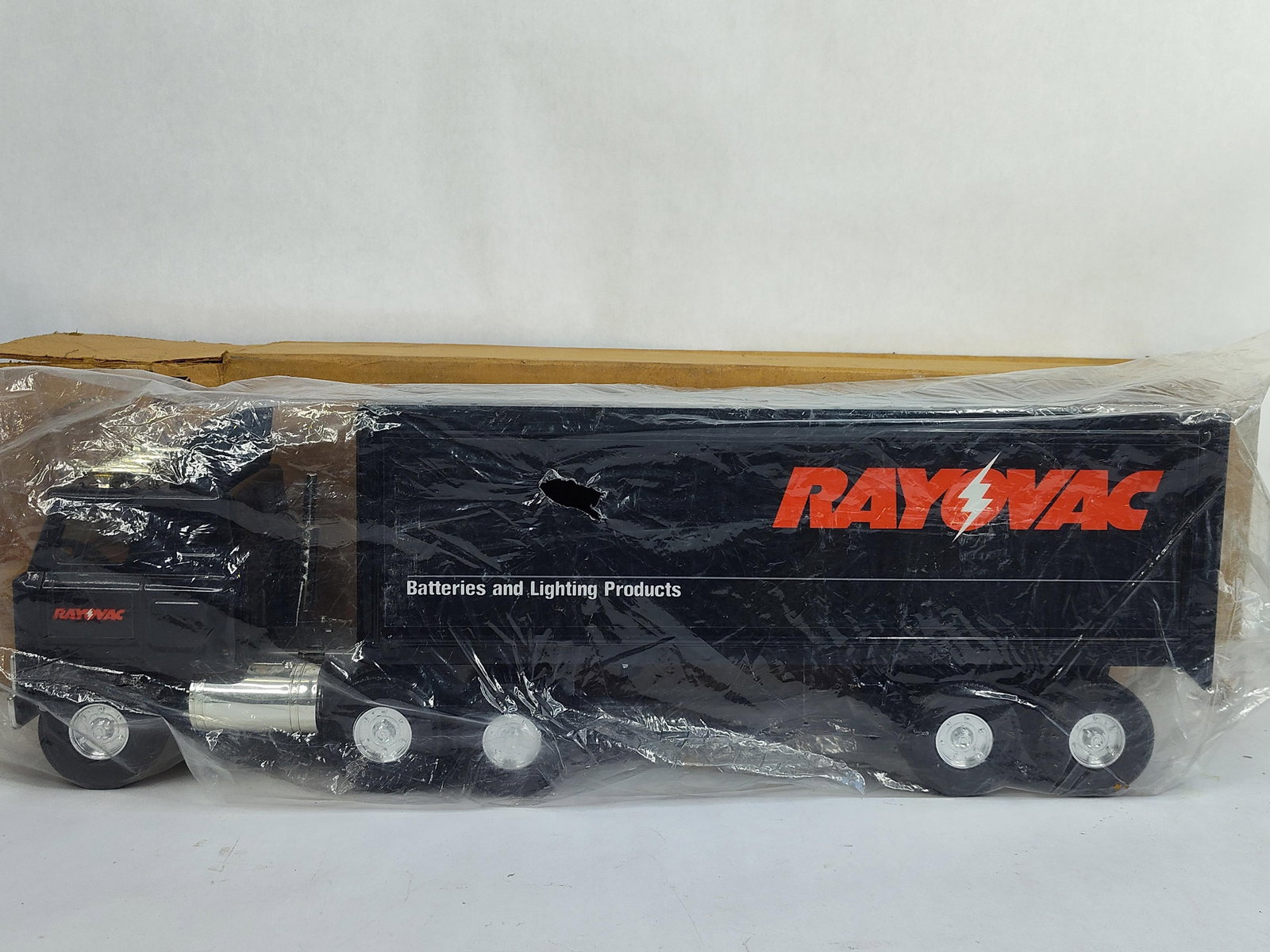 Ertl VTG Rayovac Advertising Truck and Trailer 18 Wheeler (1 of 4)