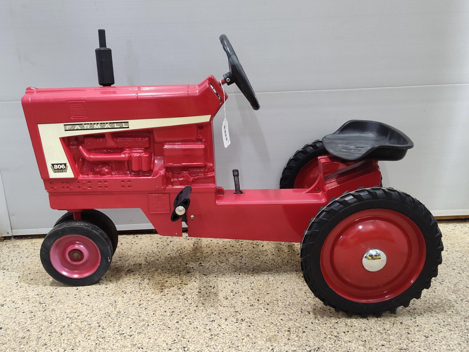 Scale Models Farmall 806 Diesel Narrow Front White Stripe Pedal Tractor (1 of 6)