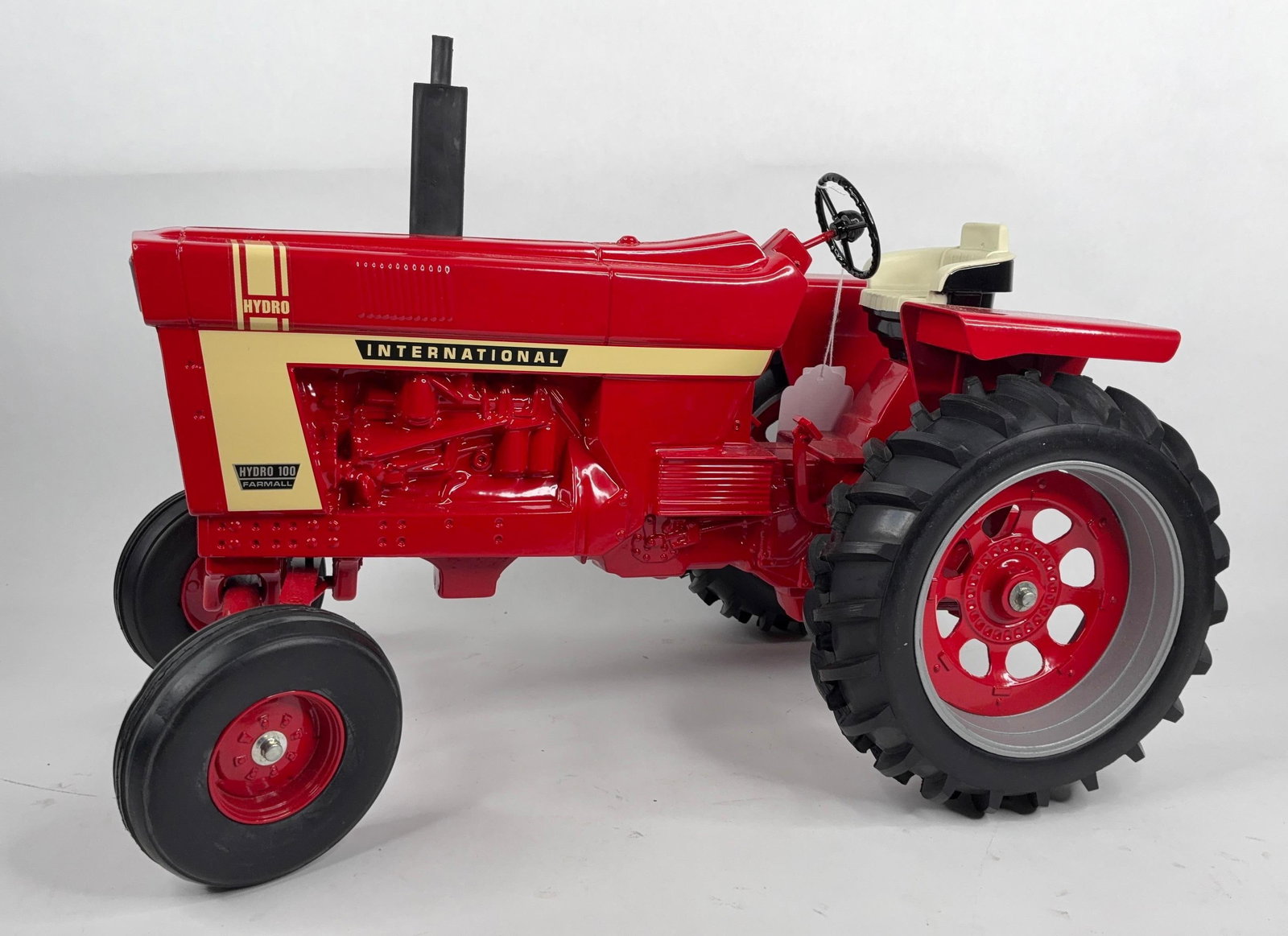 Ertl International 1/8 Hydro 100 WF White Stripe Farm Toy Tractor (1 of 10)