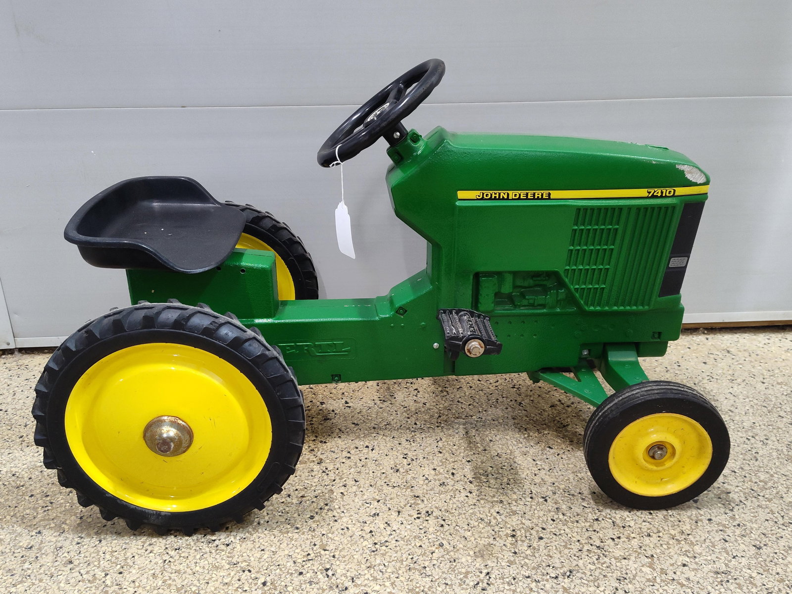 Ertl John Deere WF 7410 Pedal Tractor (1 of 8)