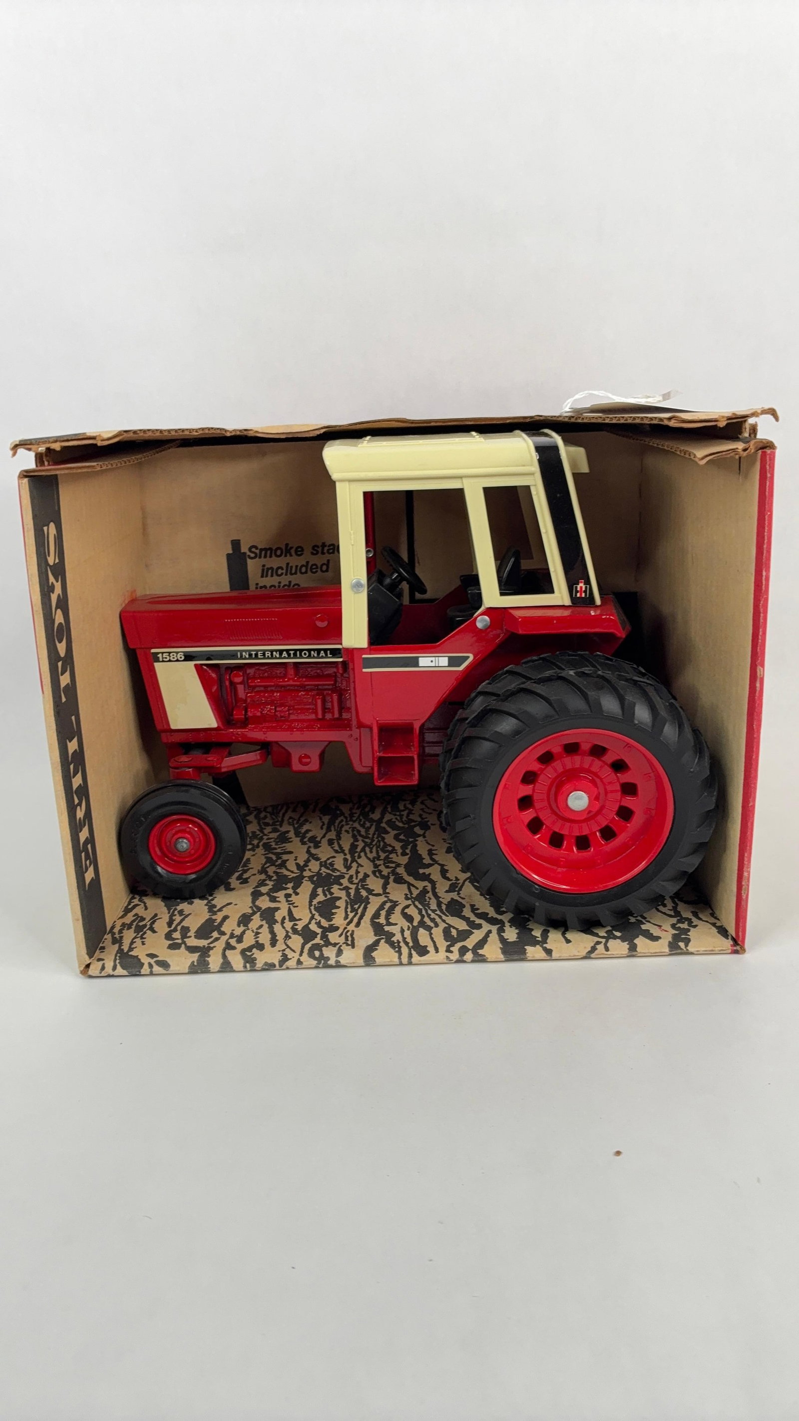 Ertl VTG IH International 1586 Tractor w/ Cab (1 of 7)