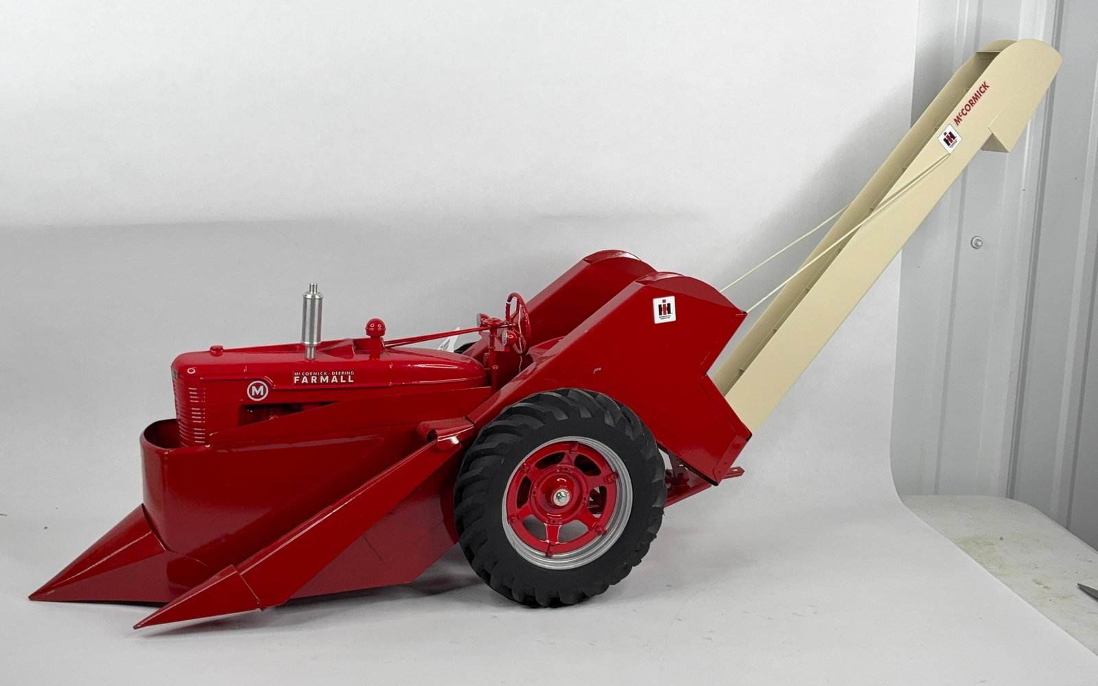 Ertl Farmall NF Super M 1/8 Tractor w/ Mounted 2 MH IH Corn Picker 1995 Farm Progress Show Edition (1 of 11)