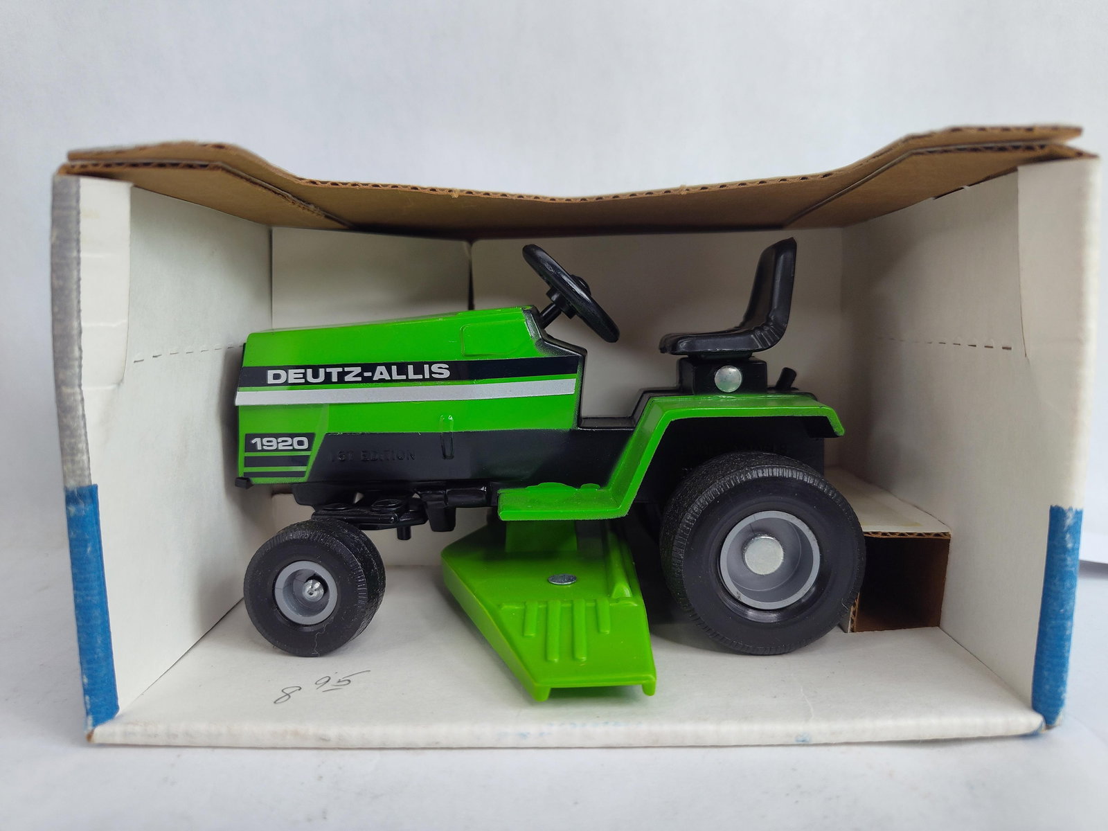 Ertl Deutz Allis 1920 Lawn & Garden Tractor Scale Model (1 of 6)
