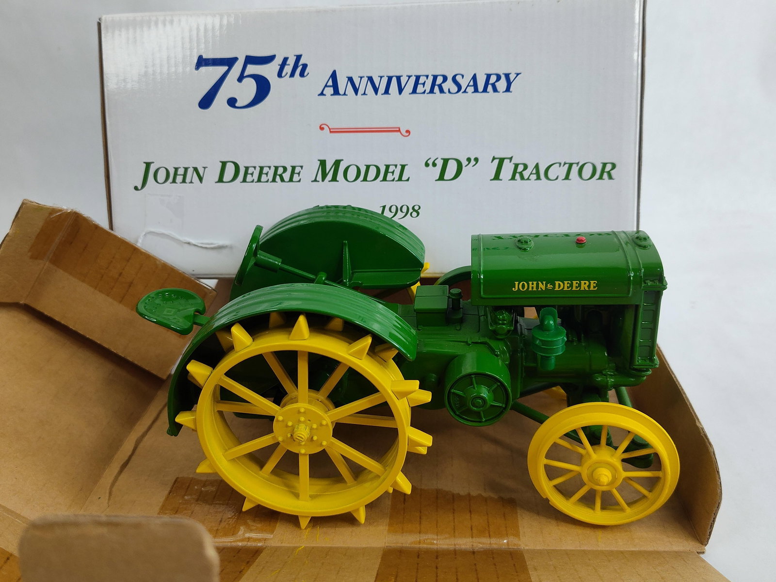 Ertl John Deere Model D Special Edition Two Cylinder Expo VIII 75th Ann. Collector Edition Tractor (1 of 5)