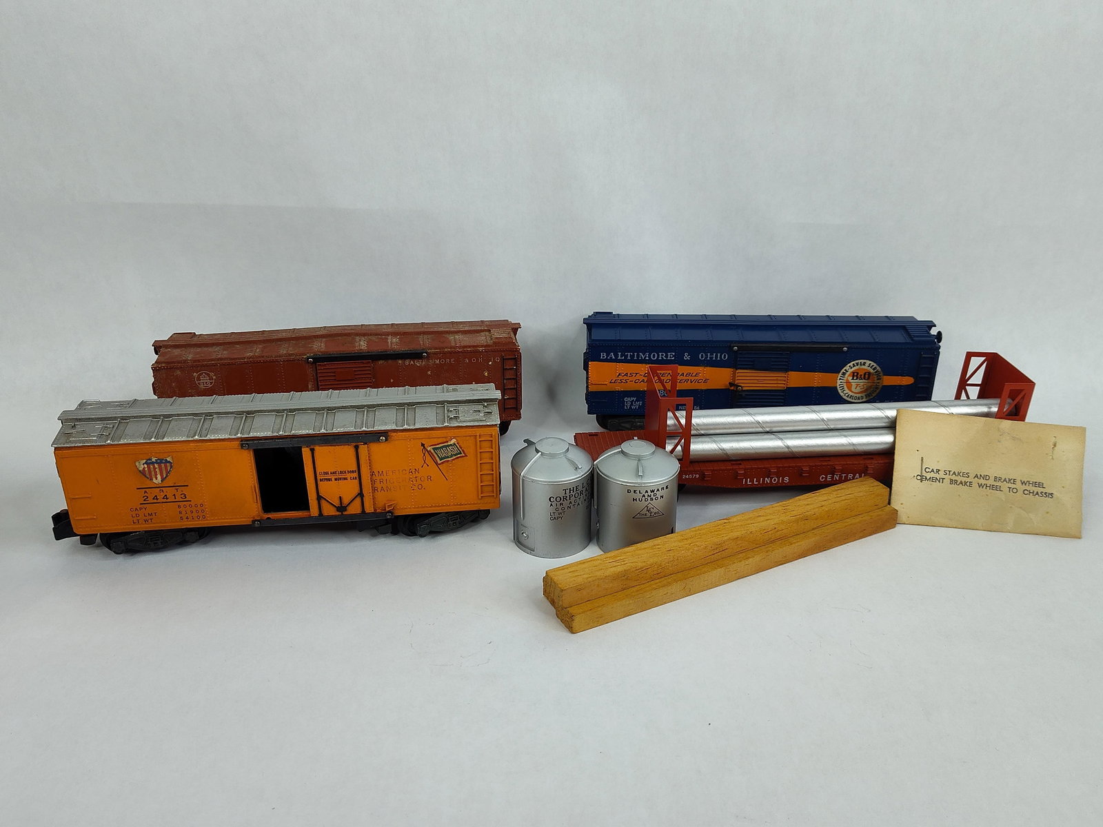 VTG American Flyer Gilbert Trains Box Cars and Accessories (1 of 7)