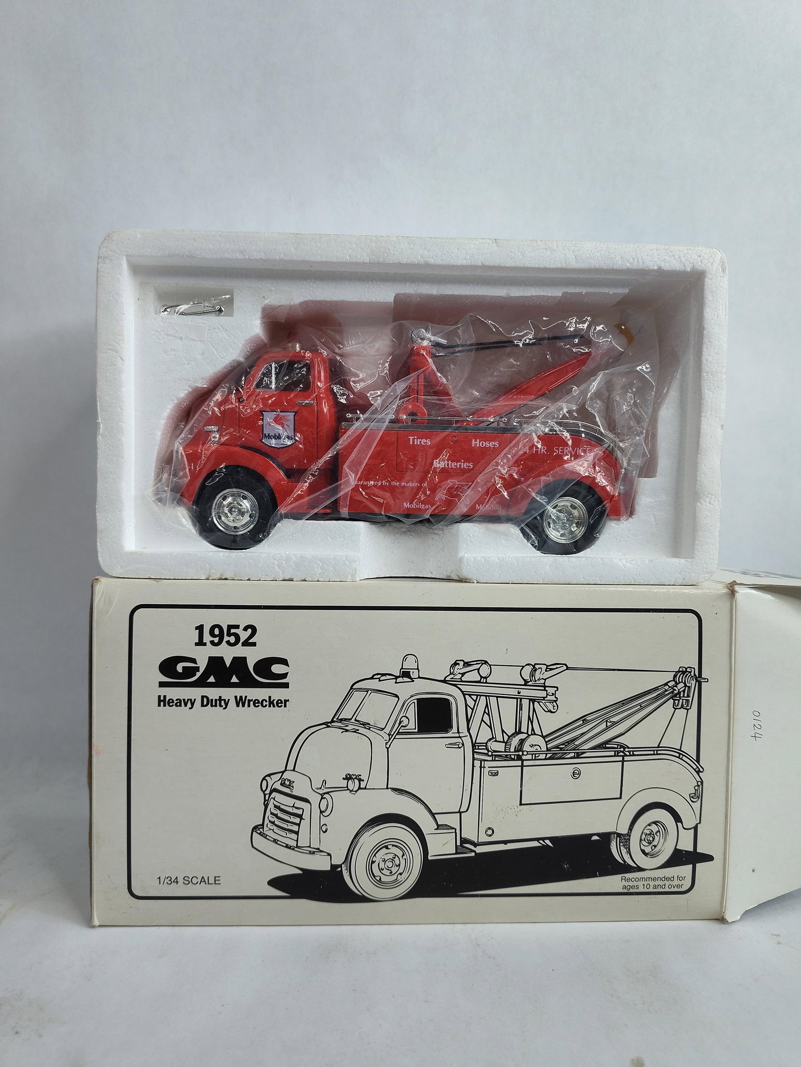 First Gear 1952 GMC Heavy Duty Wrecker Mobil Gas Advertising Promo Model (1 of 5)