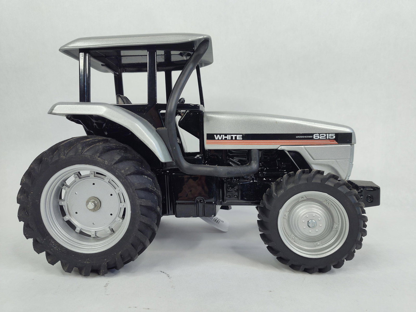 Scale Models White Farm Equipment WF 6215 Work Horse Farm Toy Tractor (1 of 5)