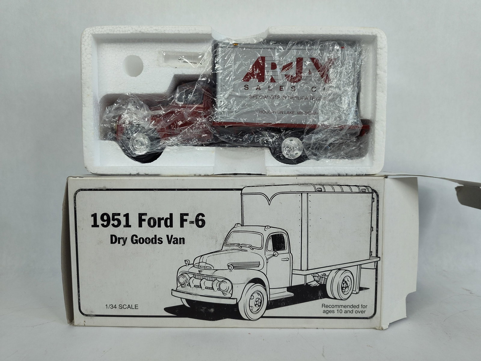 First Gear Highly Detailed 1951 Ford F6 Arjay Dry Goods Van (1 of 4)