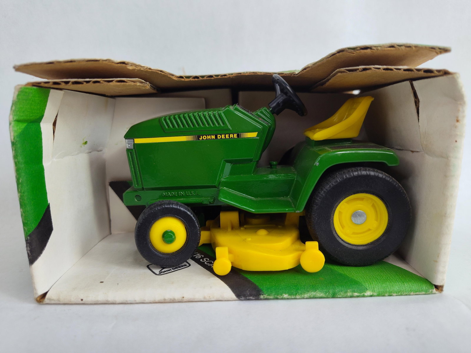 Ertl John Deere Highly Detailed Lawn & Garden Farm Toy Tractor (1 of 4)