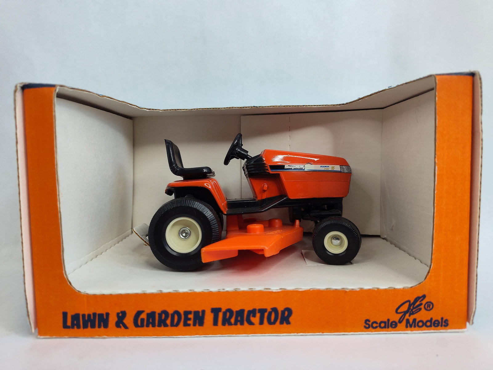 Ertl Simplicity Hyd '93 Broadmoor Lawn & Garden Tractor Scale Model Replica (1 of 6)