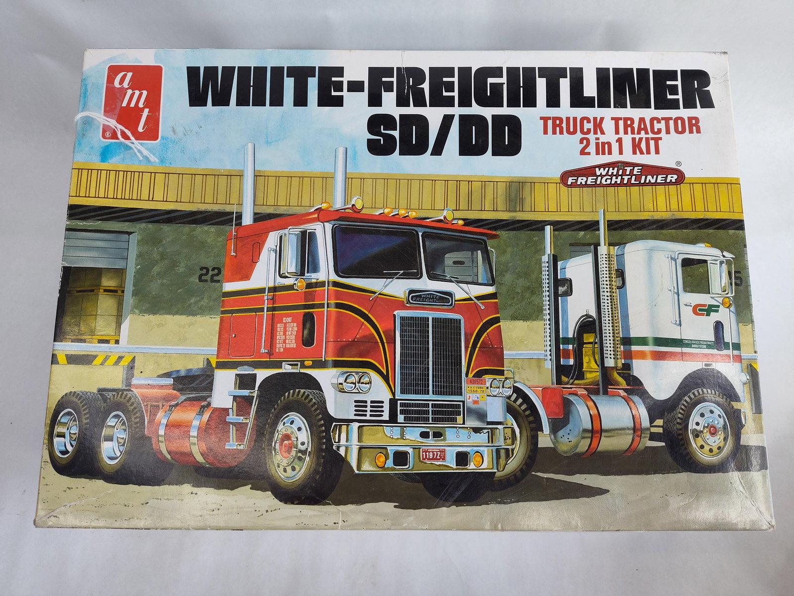 AMT White Freightliner SD/DD Truck Tractor 2 in 1 Model Kit (1 of 6)