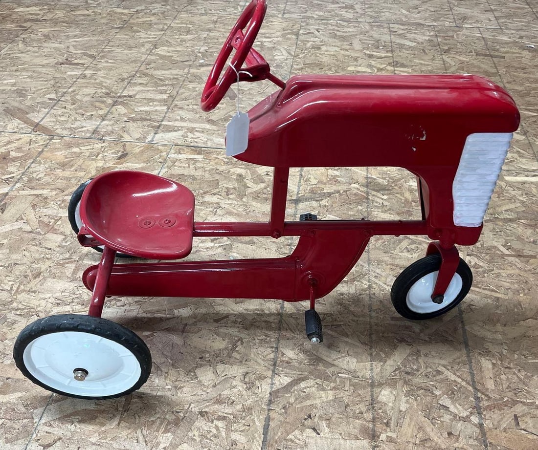 1950's Era Garton Narrow Front Chain Driven Pedal Tractor: Showing possible repaint in overall good condition with all parts moving freely as should