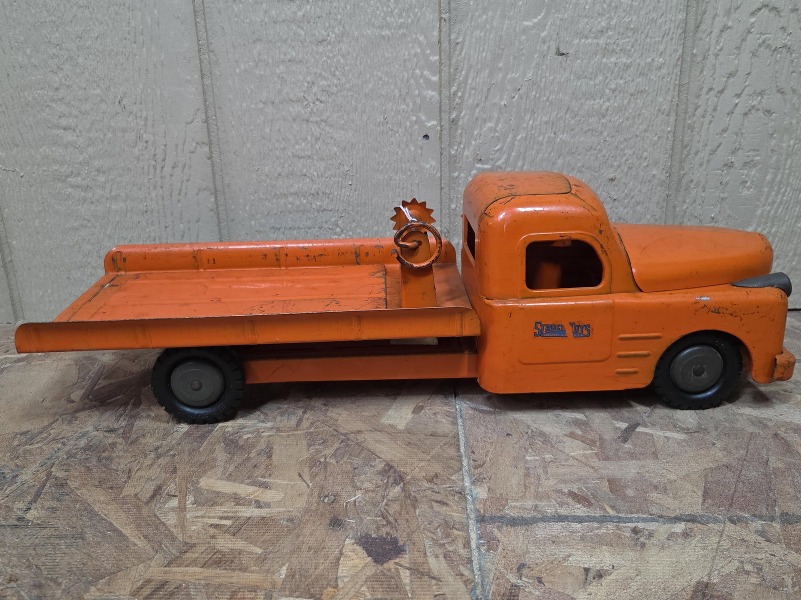 Structo Toys Flat Bed Pressed Steel Truck: 1940s-1950s, minor scratches. 21 inches long