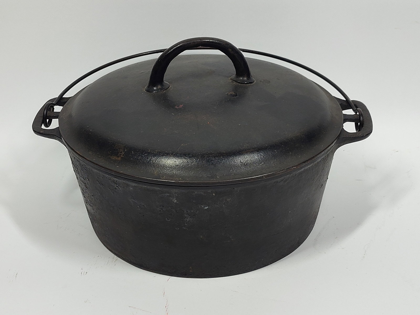 Erie #8 Cast Iron Dutch Oven (1 of 4)