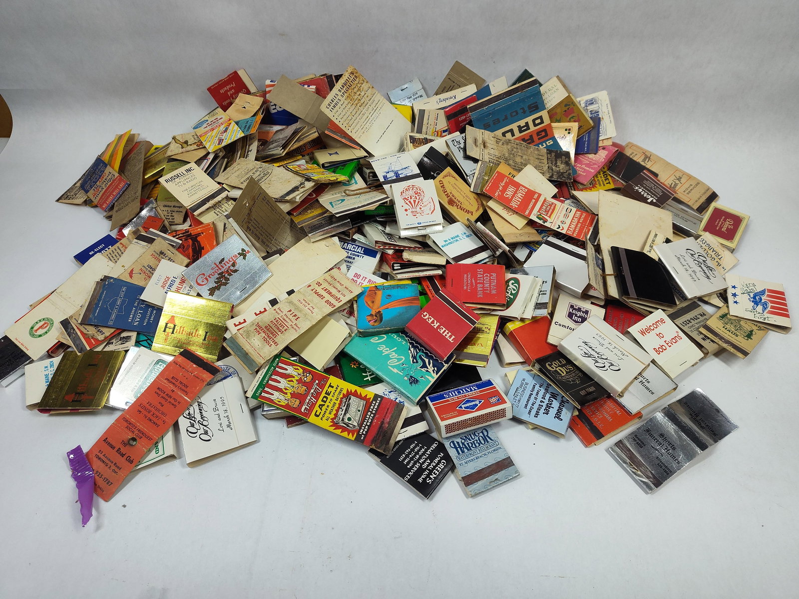 Huge Lot of Collectible Nostalgia Advertising Match Books and Match Book Covers (1 of 6)