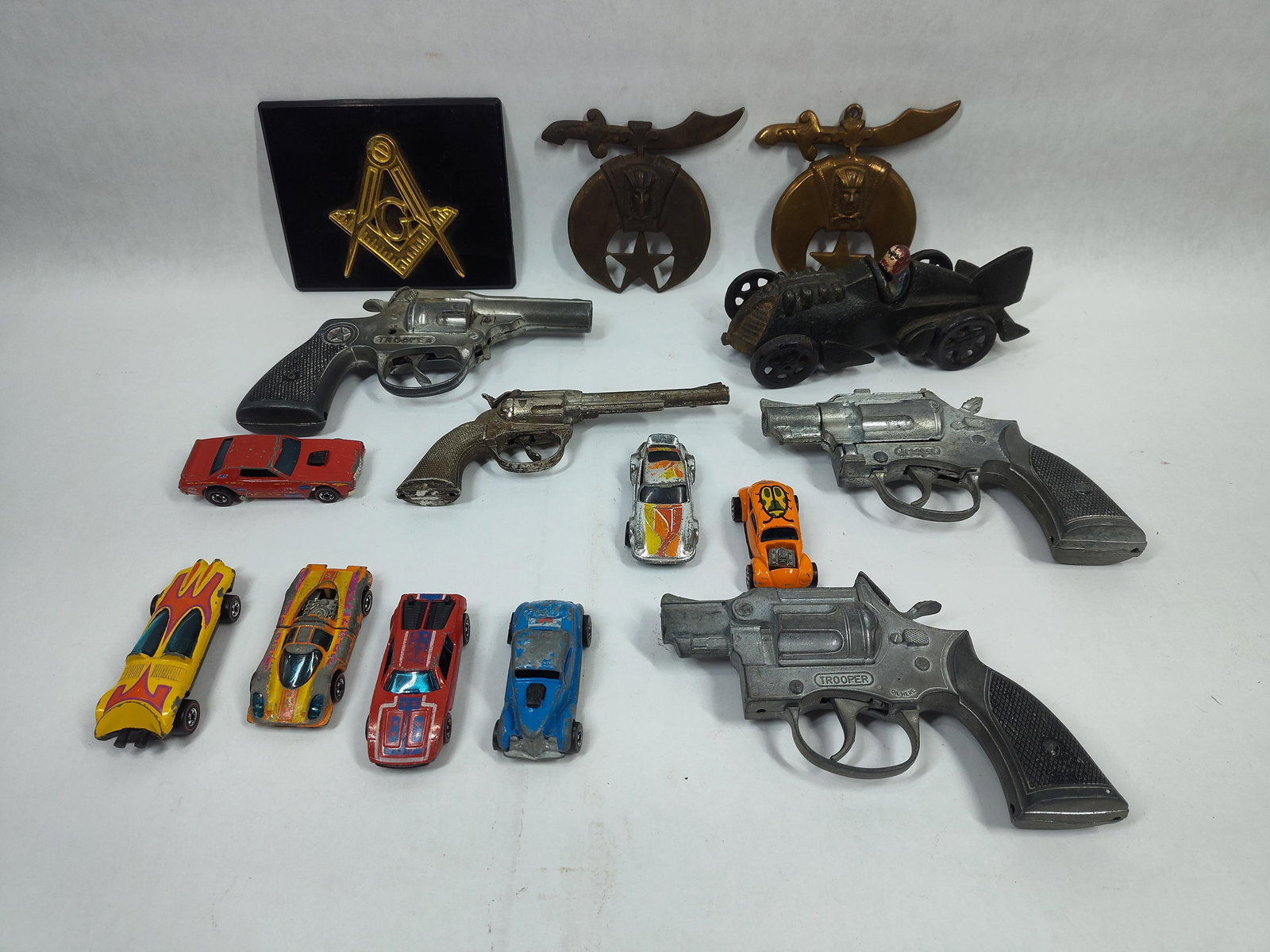 Collectible Lot Inc Mason Plaque, Hubley Toy Guns, Hubley CI Cars, Red Line Hot Wheels and More (1 of 15)