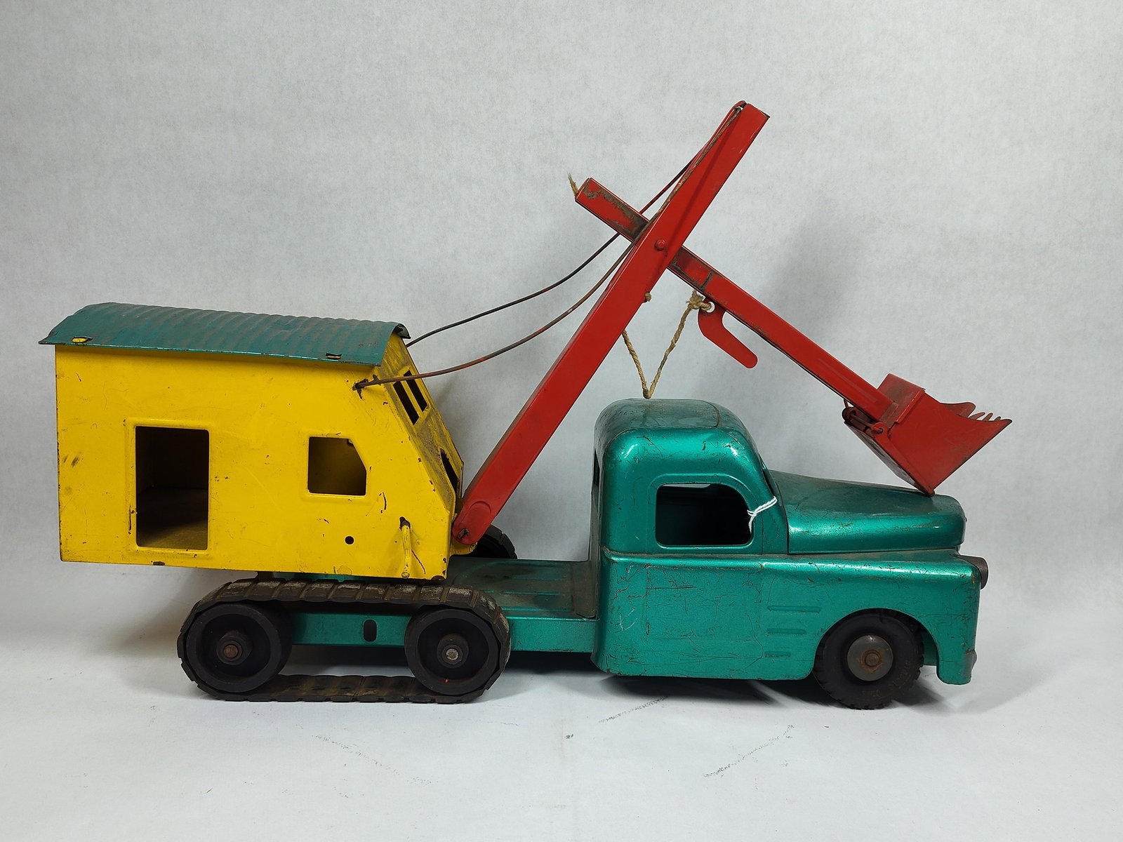 Structo Construction Co. Steam Shovel Truck: Shows some wear to original paint and is missing front bumper but is in good solid condition overall! 21in long.
