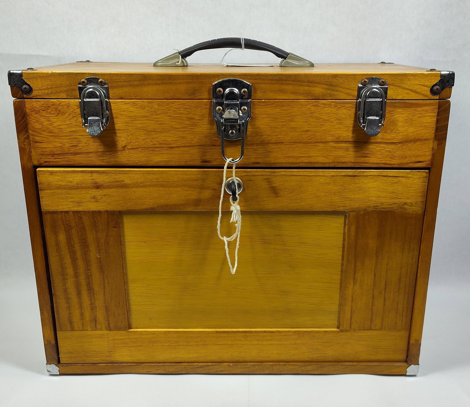 Nice Clean Machinist Chest: With felt bottoms and in great clean condition! 20in long 10.5in wide 16in tall.