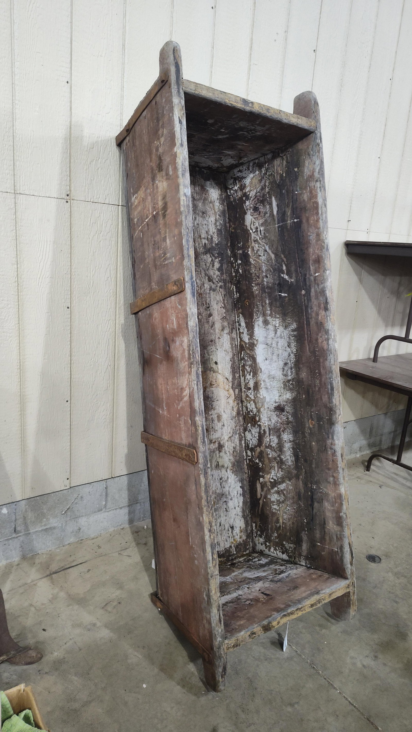 Large primitive scalding trough - 2
