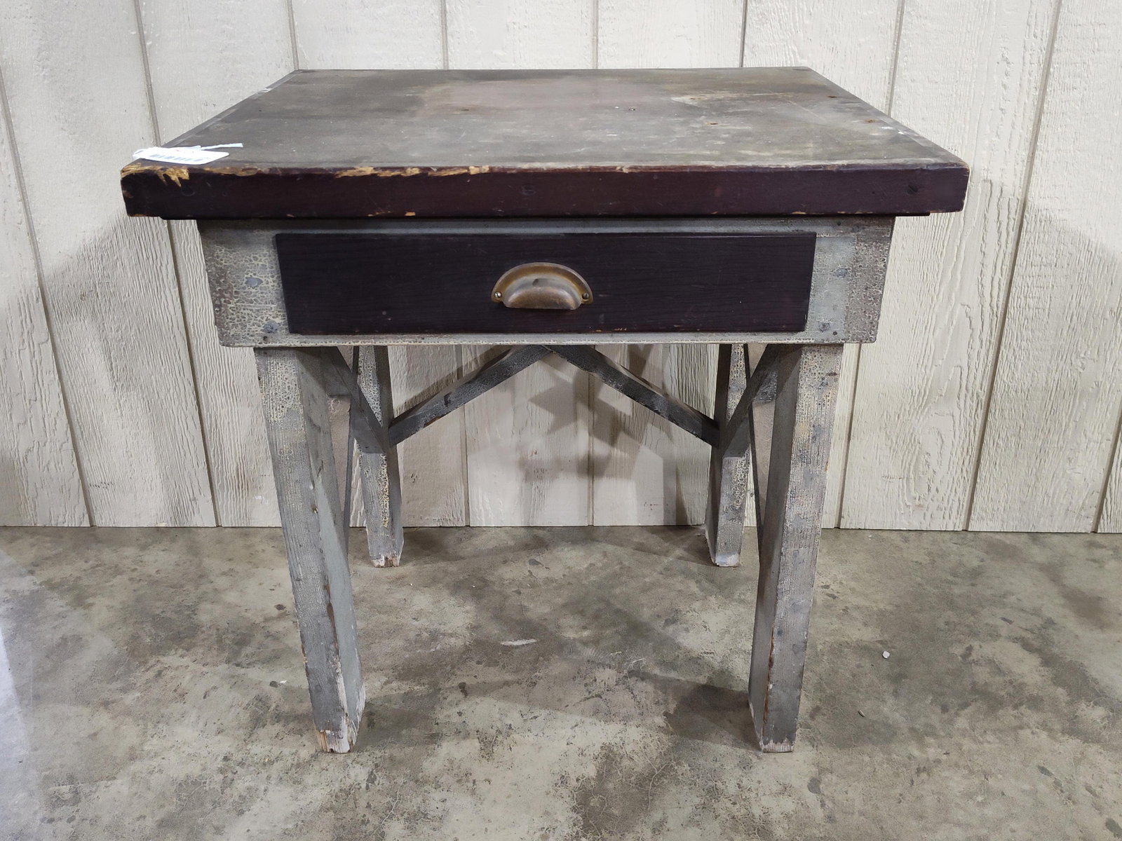 Small Primitive 1-drw Table: Nice alligator skin paint. Top is 23.5in x 27.5in. 28in tall.