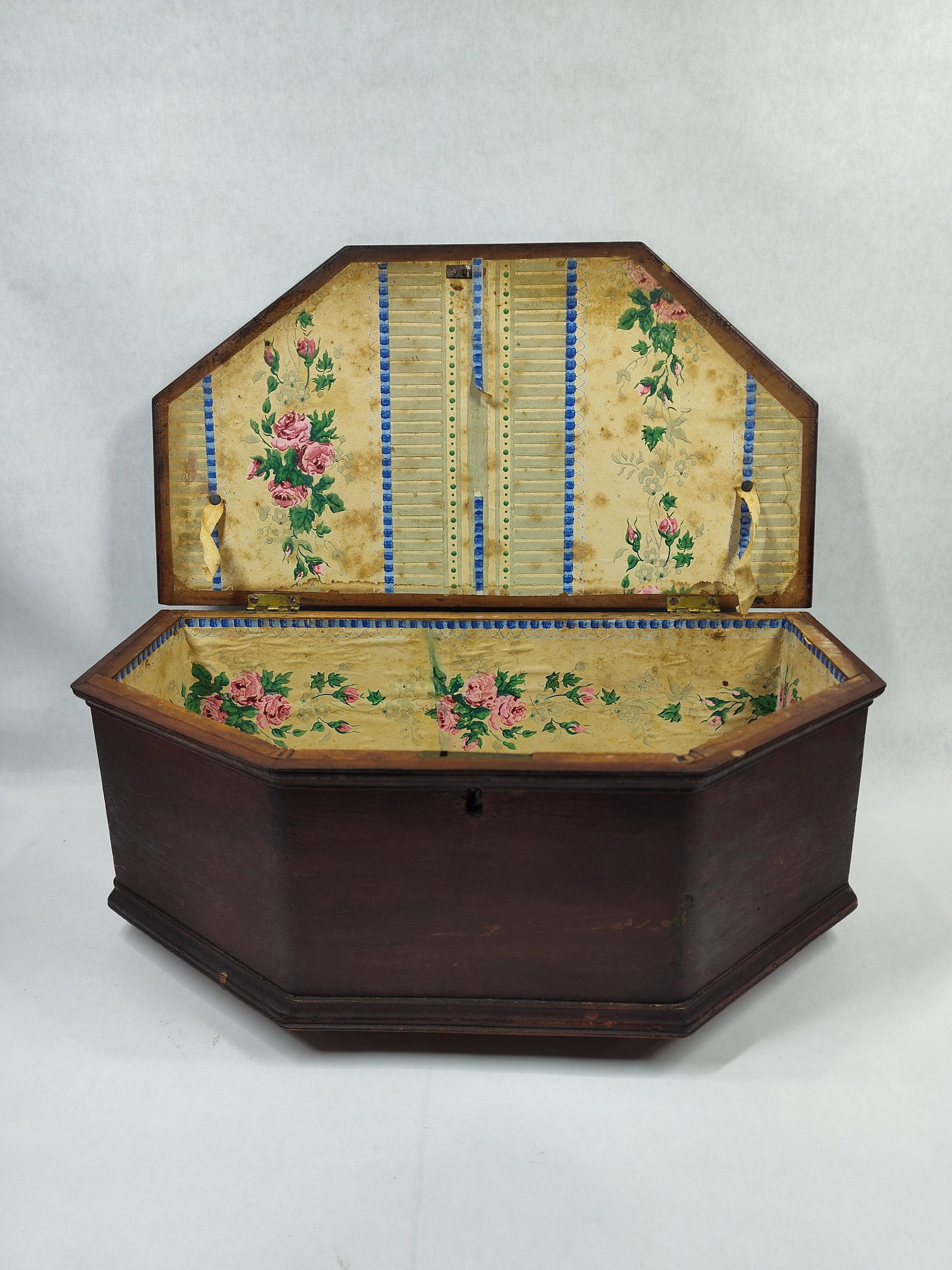 Great Small Early Wallpaper Lined Lockbox (1 of 7)