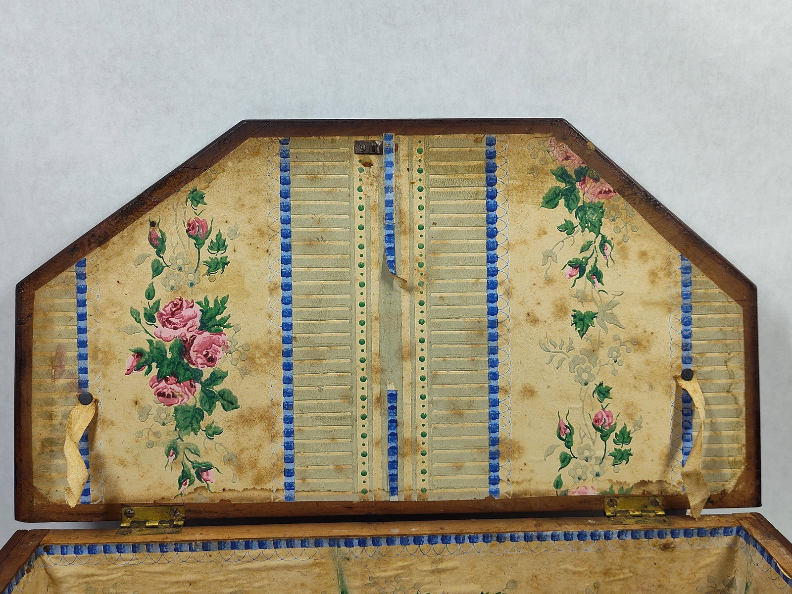 Great Small Early Wallpaper Lined Lockbox - 3