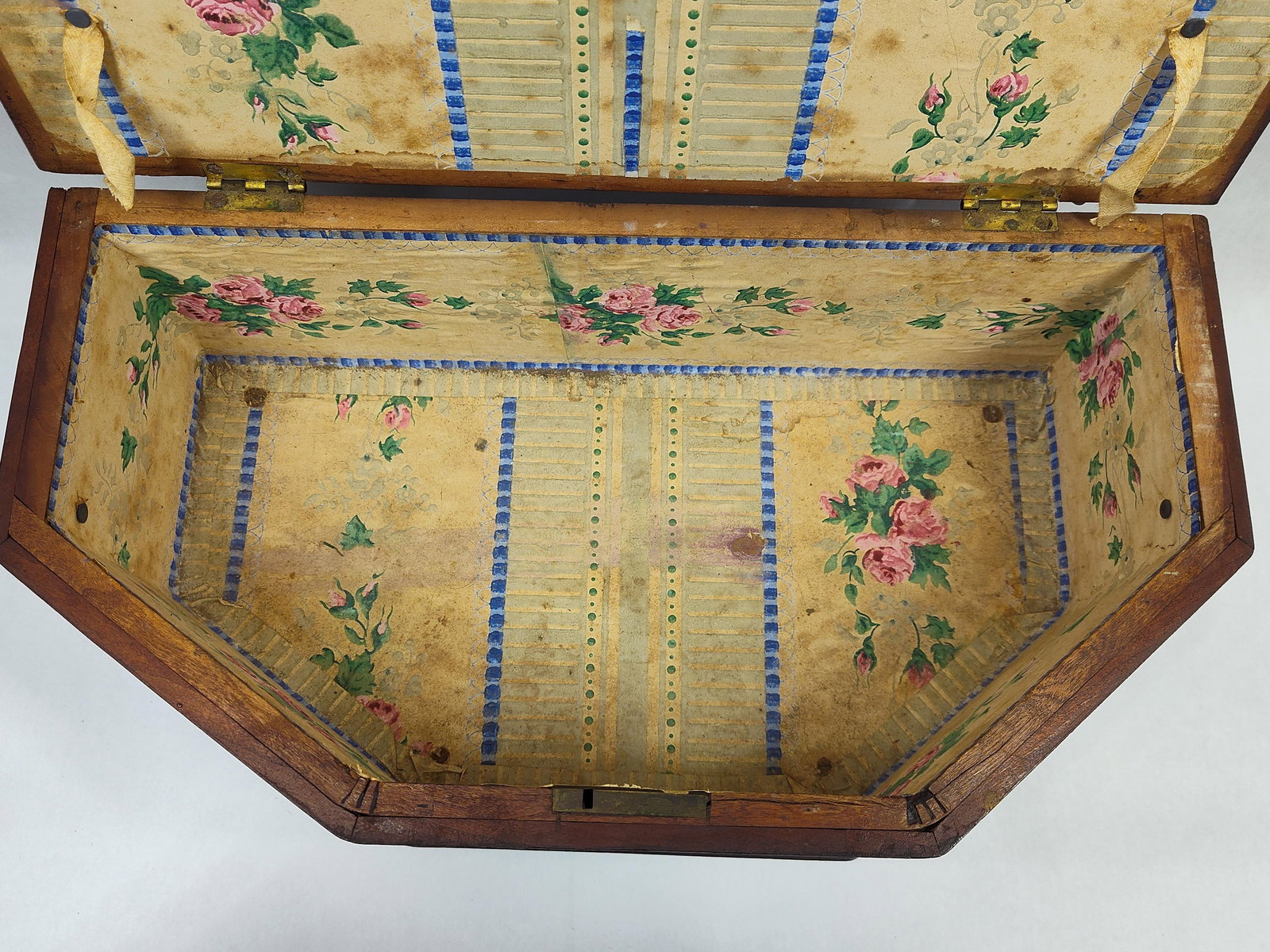 Great Small Early Wallpaper Lined Lockbox - 4