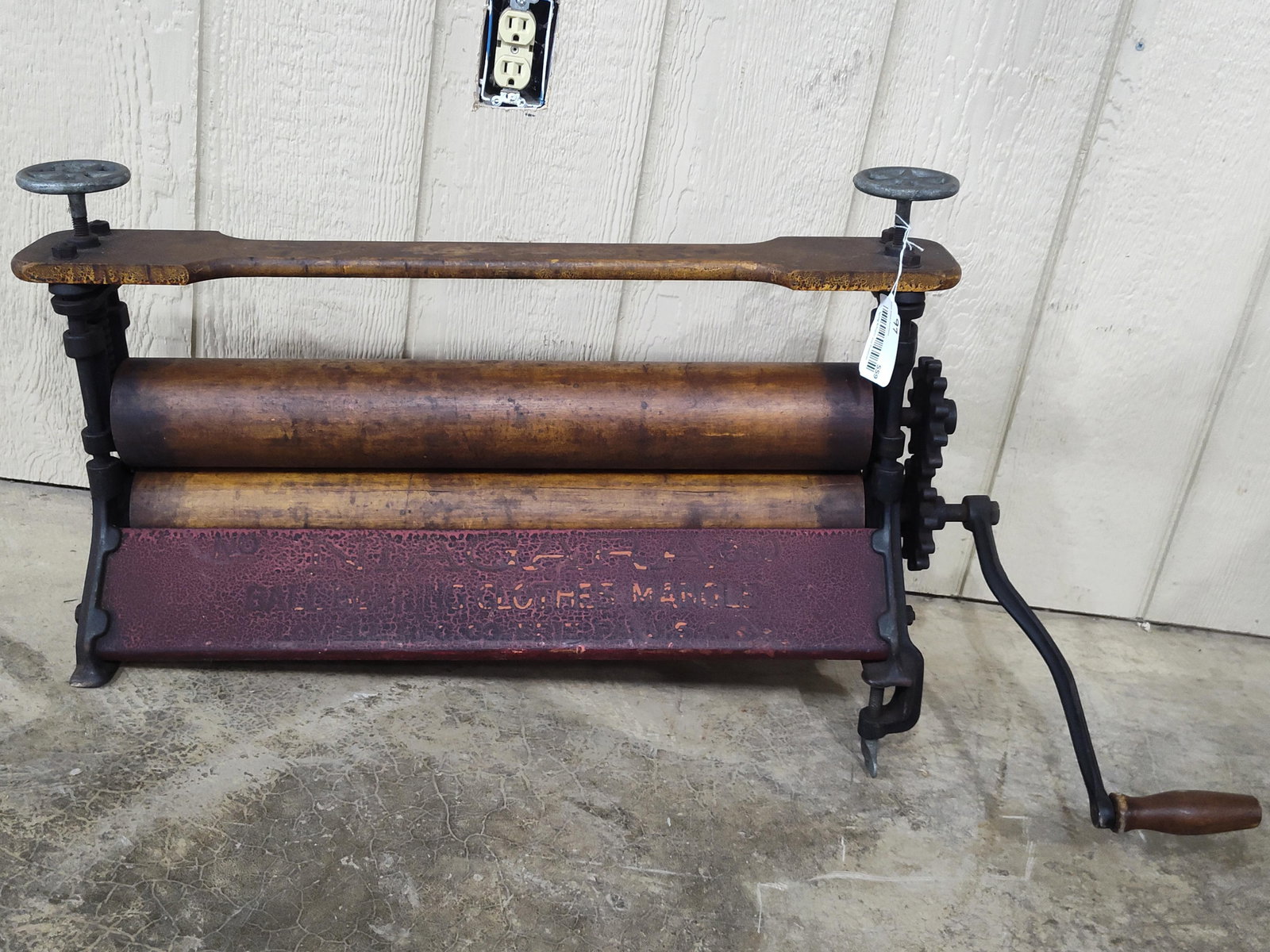 Niagara No.550 Ball Bearing Clothes Mangle: Early clothes Mangle with faintly visible graphics and nice alligator skin paint. 29in long 19.5in tall.